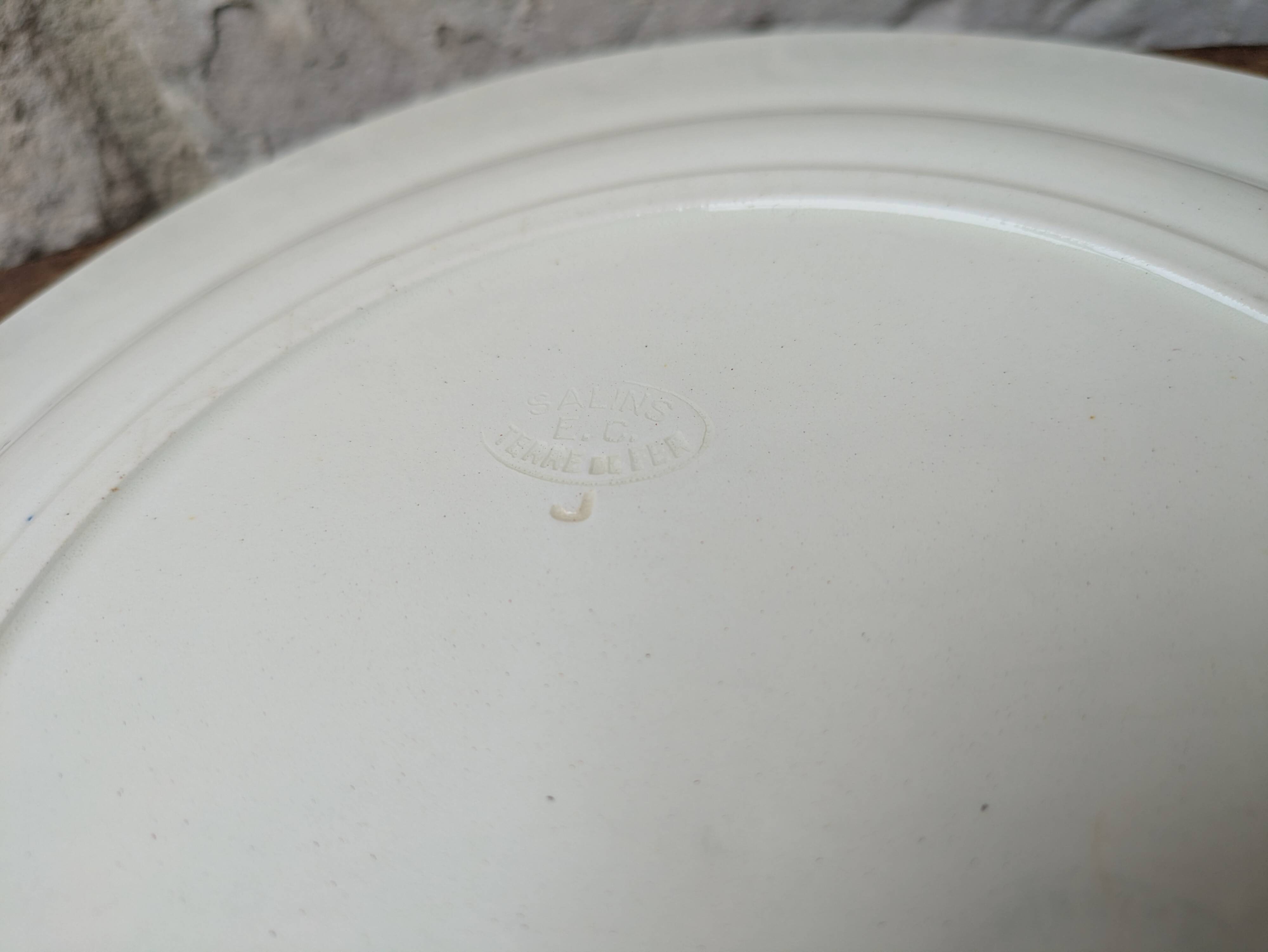 Round service plate in Iron Earth Salins model Nénuphar 29cm