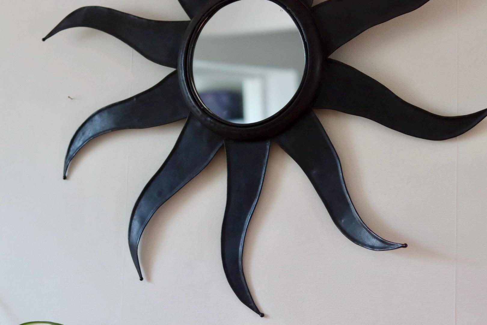 Miroir mural vintage en métal à motif soleil éclatant
