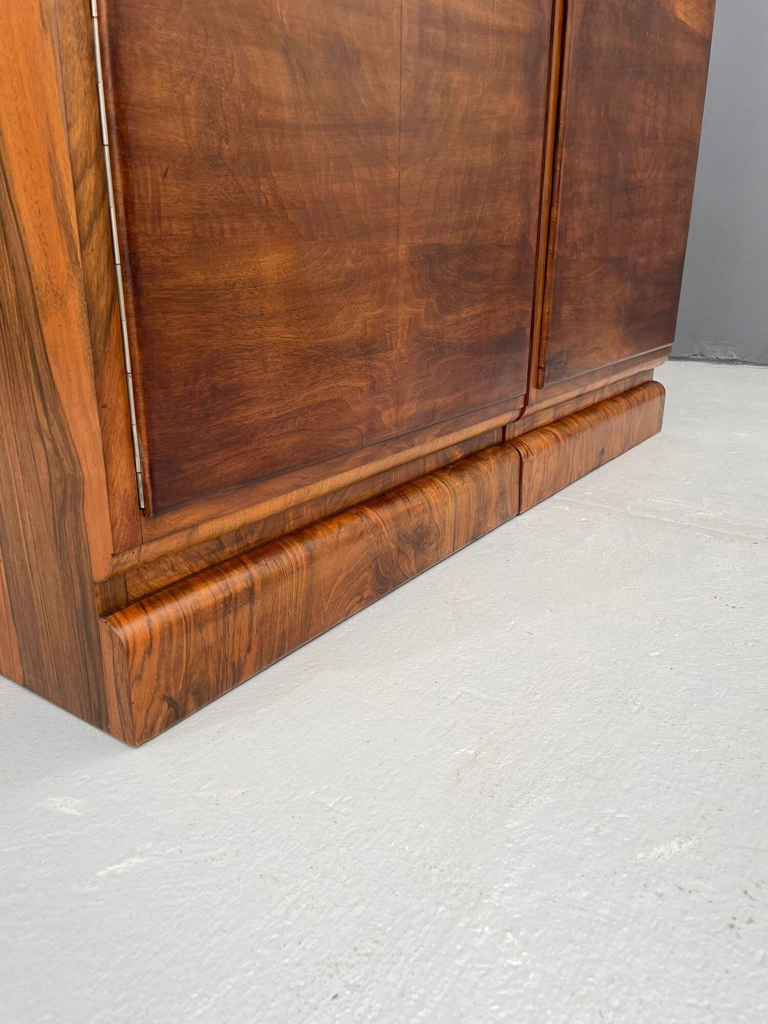 Armoire en placage de noyer restaurée d'influence Art Déco, années 1930