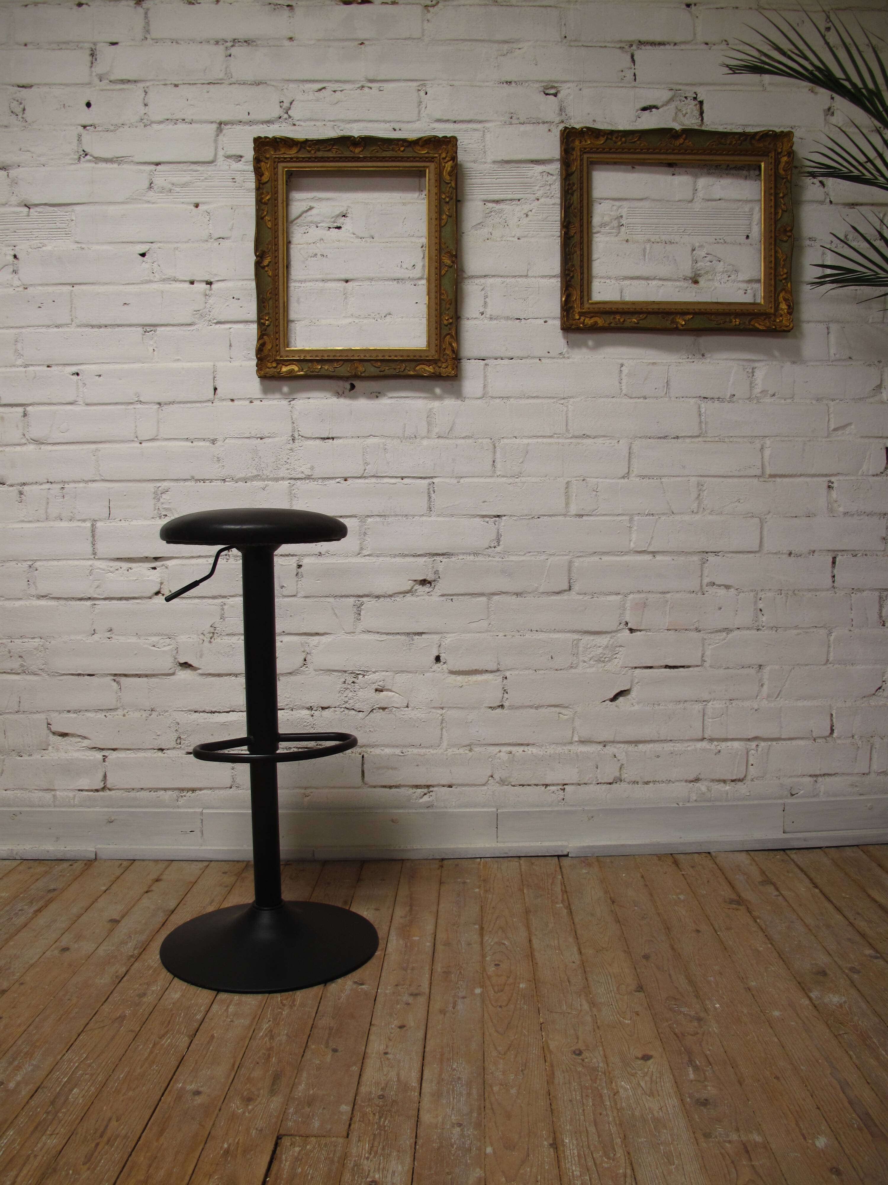 Bar stool seated leather and foot metal