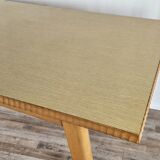 Table à manger des années 1950 en érable avec bord travaillé