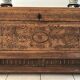 Antique coffre en bois sculpté avec motif végétal période renaissance