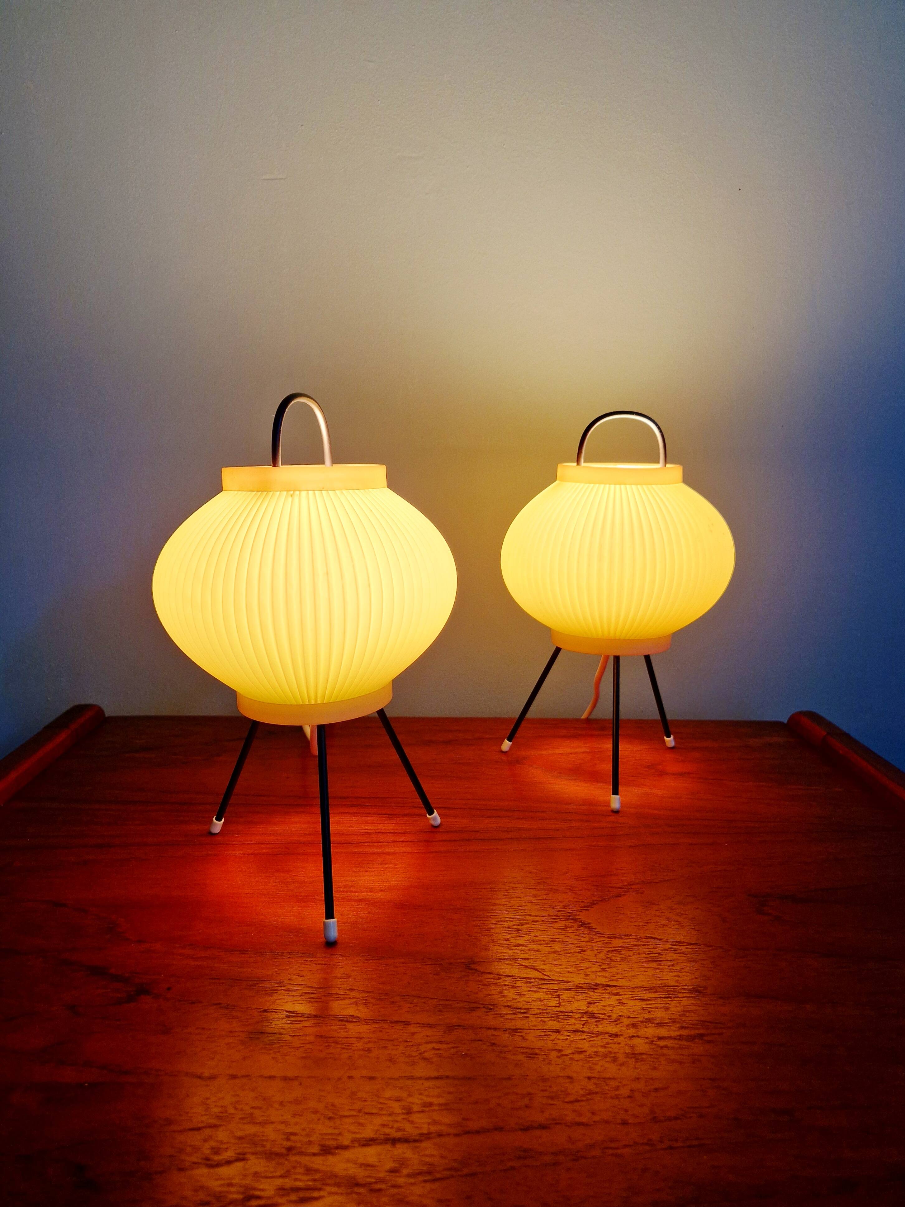 Paire de lampes tripode en celluloïd plissé vert pâle, 1960