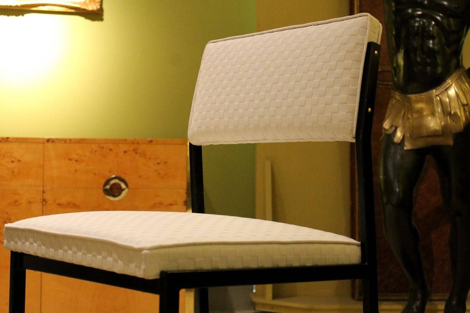 Chaises longues basses italiennes avec cadre en fer noir et rembourrage blanc glacé par Milo Baughman, années 1950, ensemble de 6.