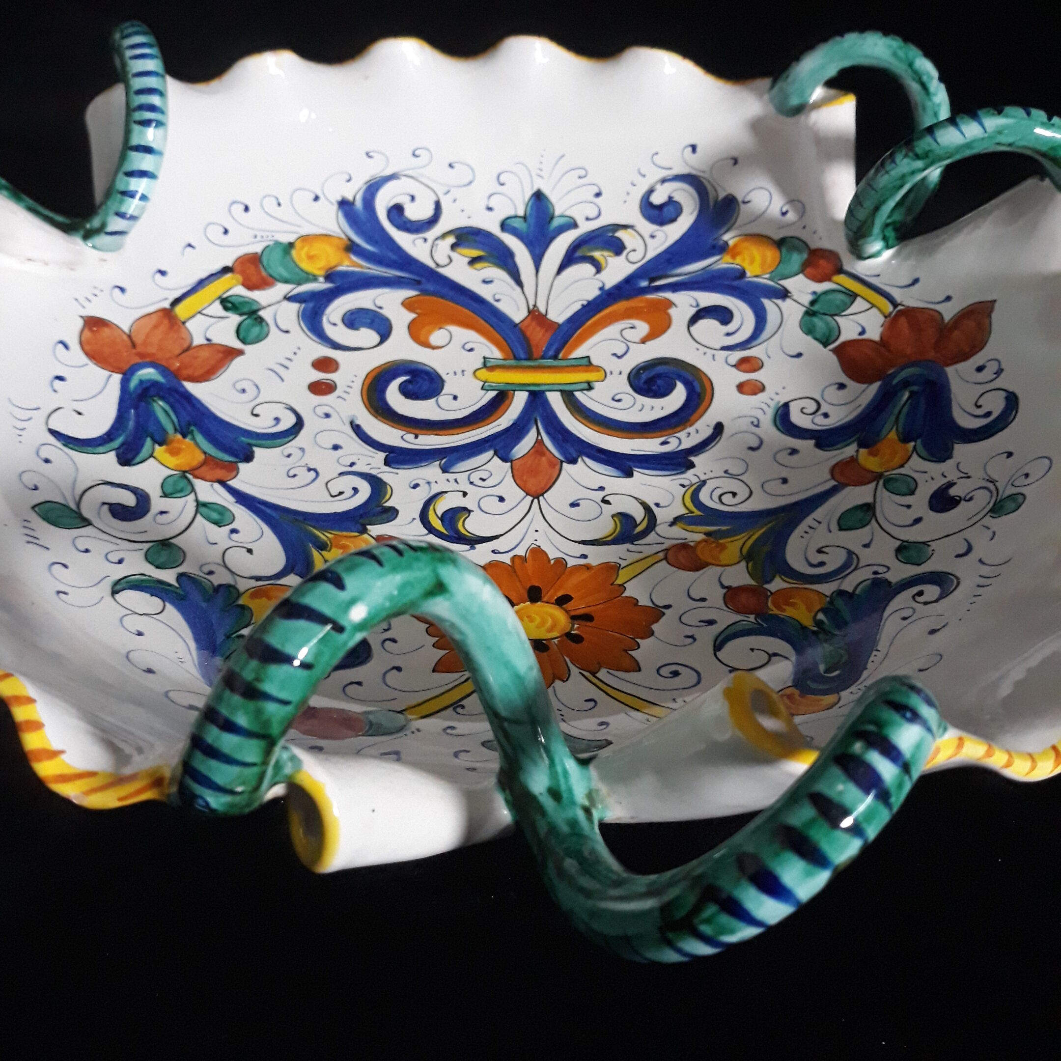 Old cup colored in Deruta faïence