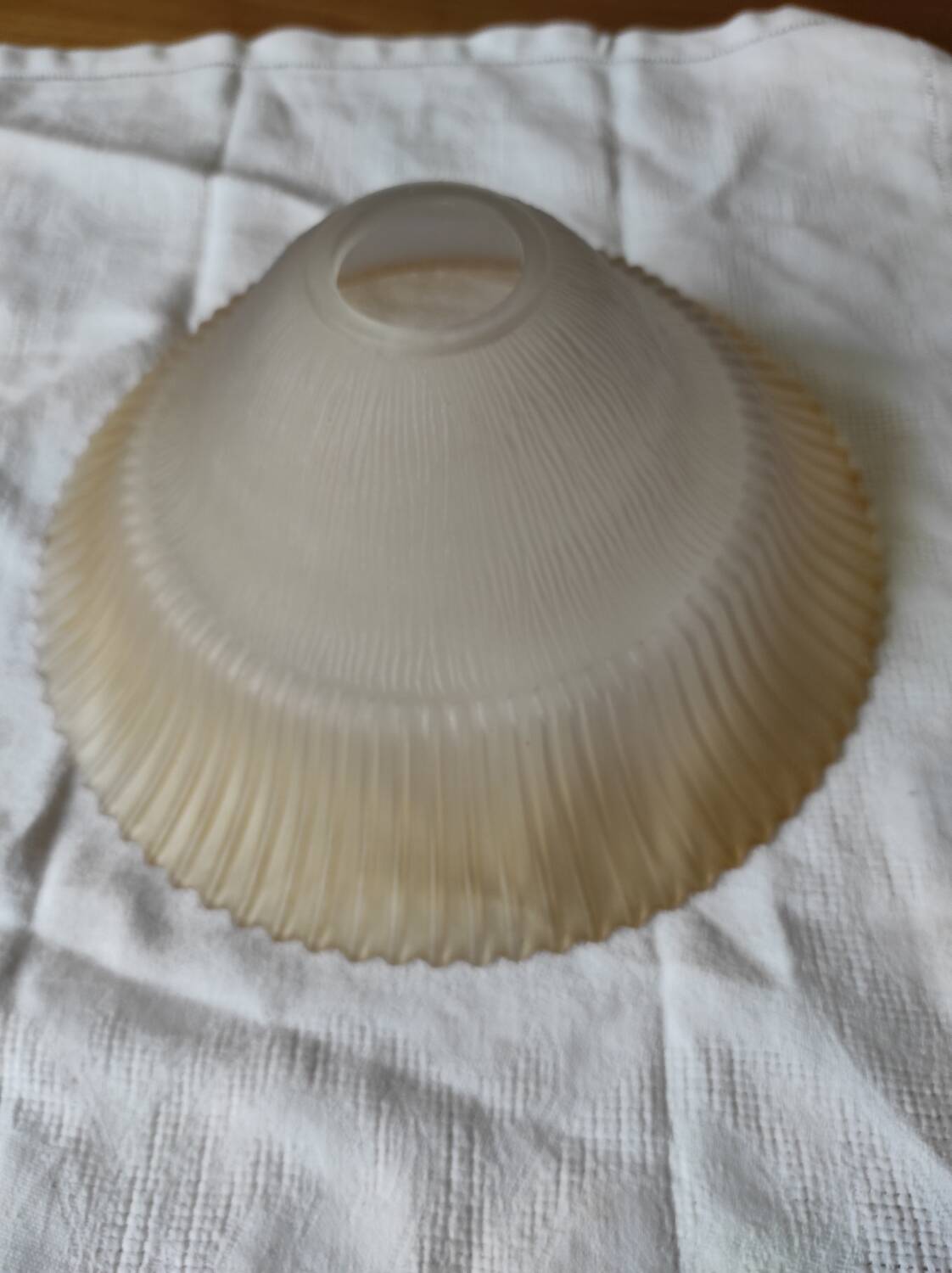 Bicolour glass bowl-shaped lampshade