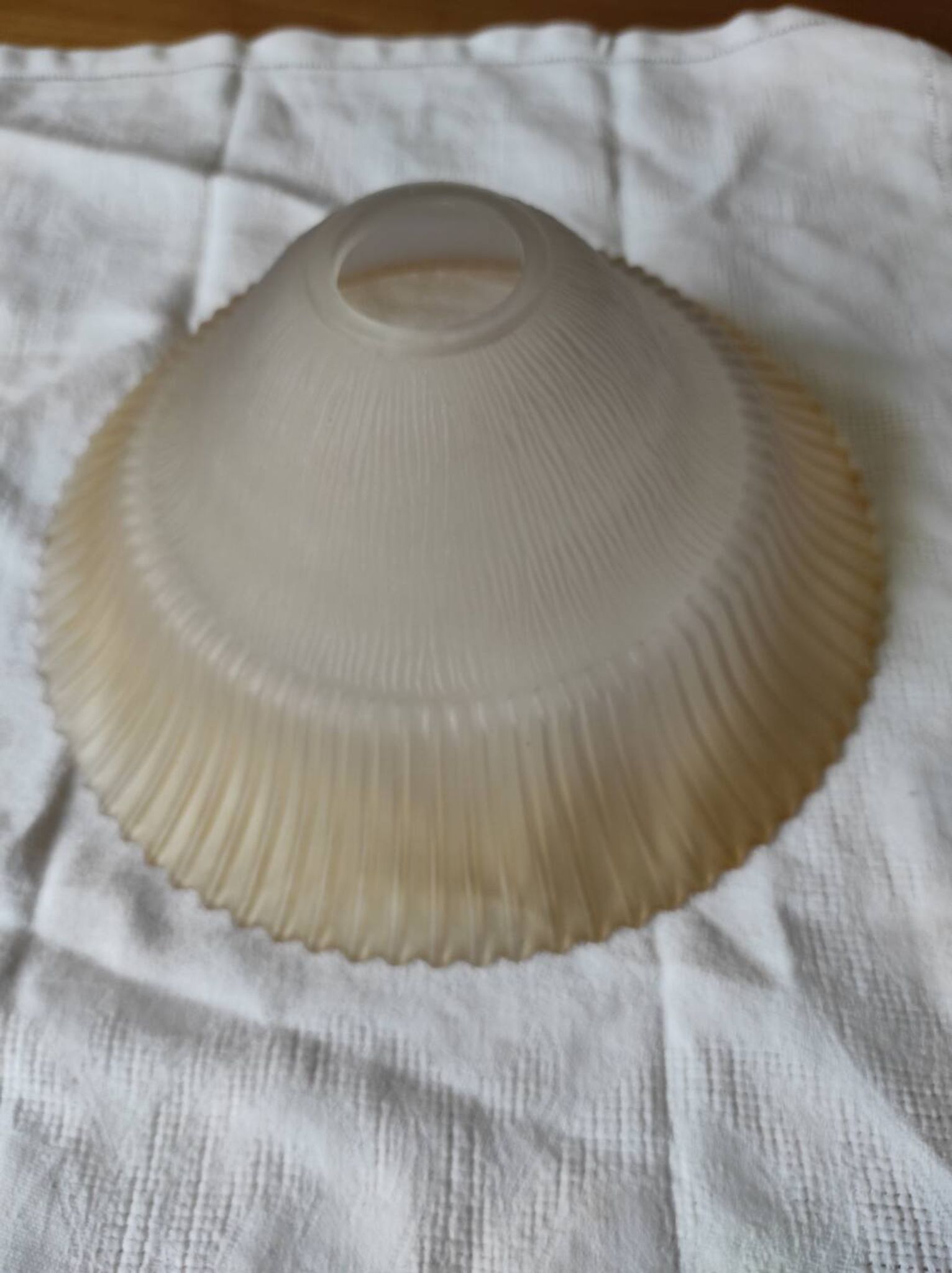 Bicolour glass bowl-shaped lampshade
