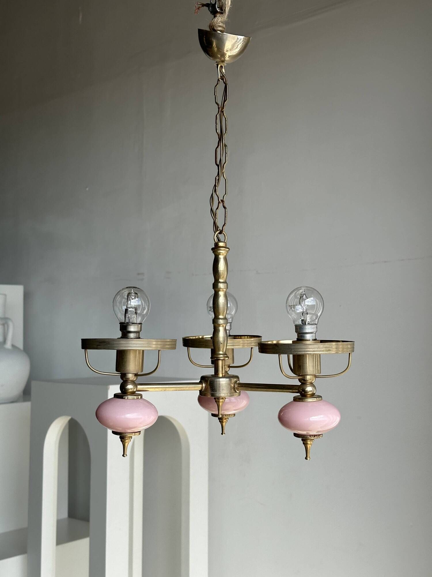 Petit lustre rose et doré à 3 bras de lumières