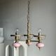 Petit lustre rose et doré à 3 bras de lumières