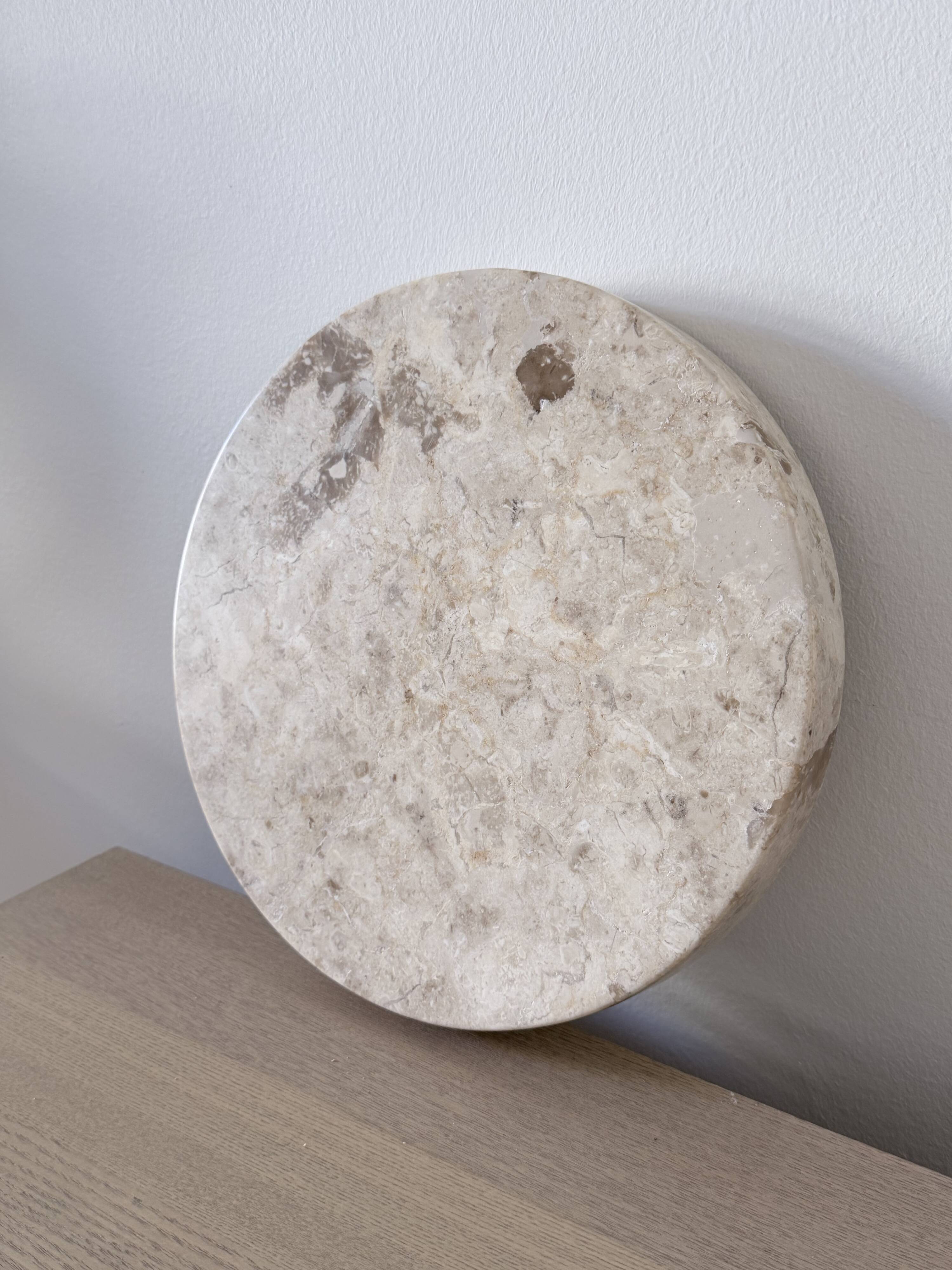 Small round tray in travertine