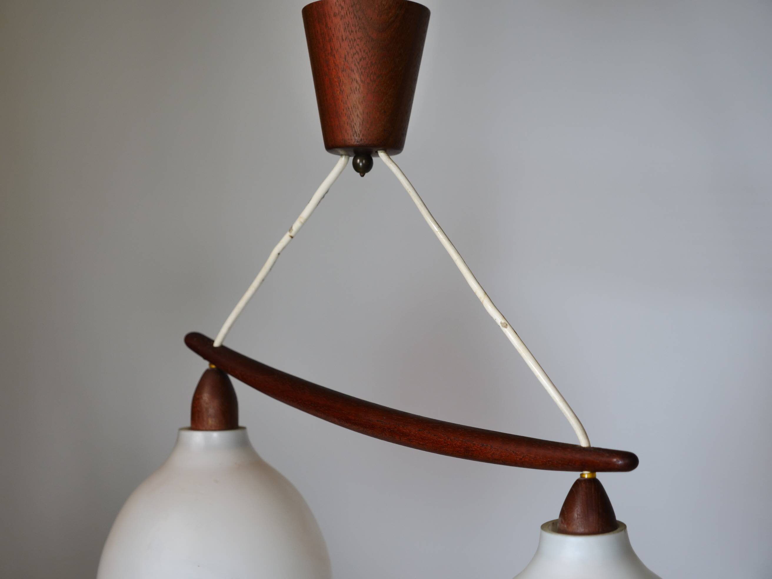Suspension en verre opalin et teck par Uno & Östen Kristiansson, années 1960.
