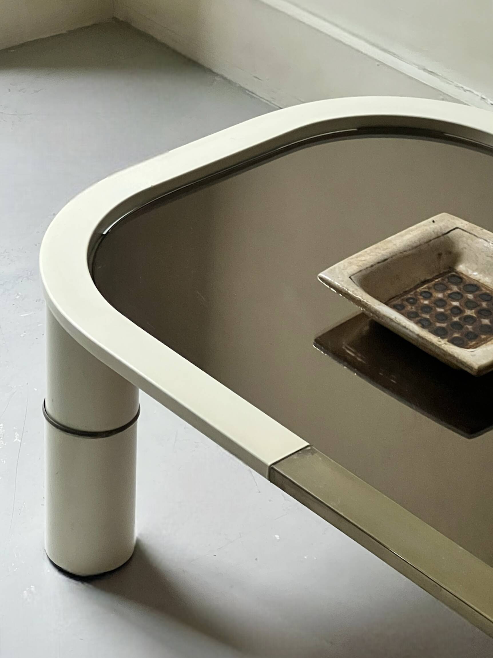 Rectangular coffee table with rounded edges, lacquered metal, brass & smoked mirror, 70s design.