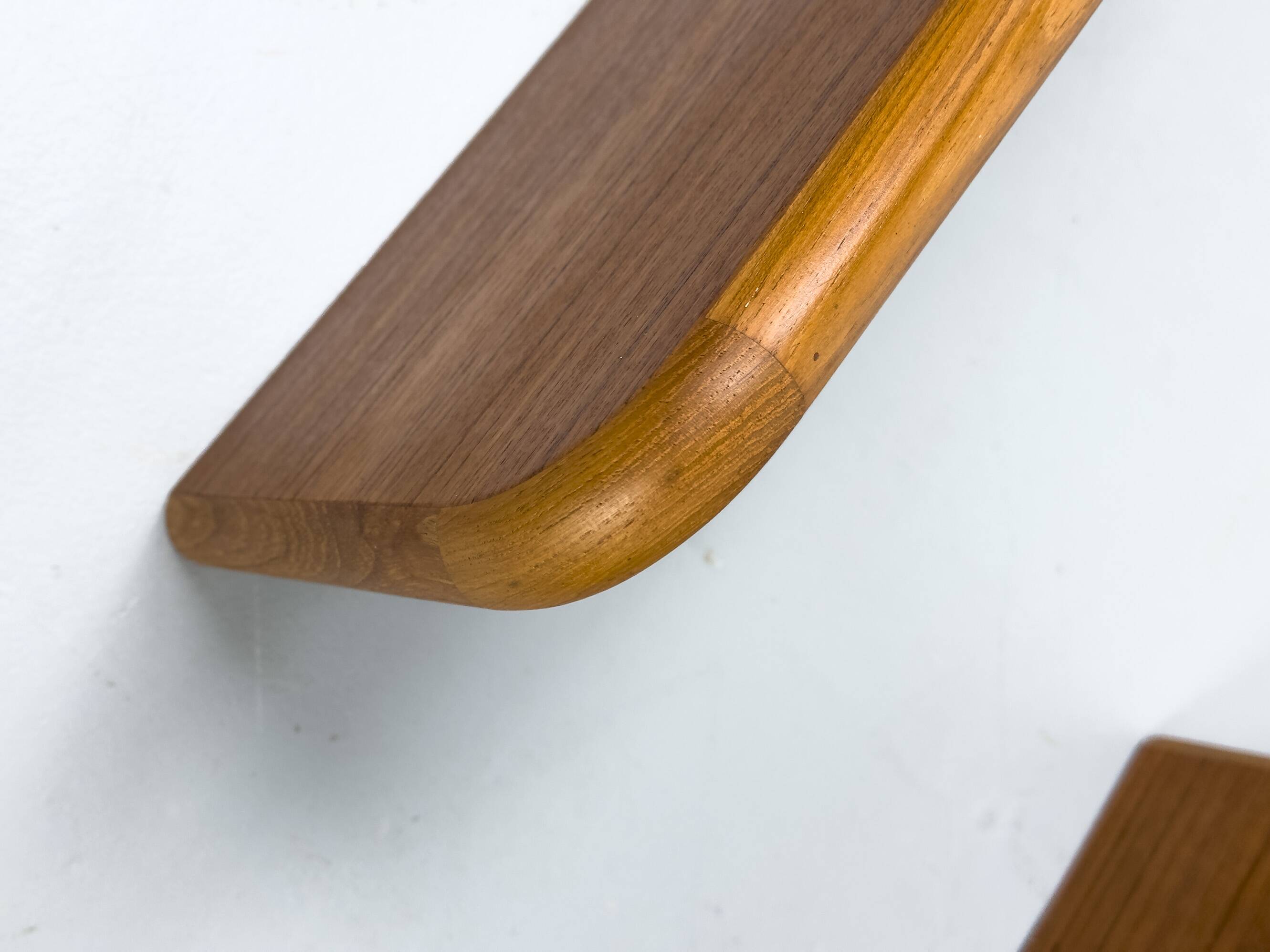 Ensemble de 2 étagères murales en teck du milieu du siècle, années 1970