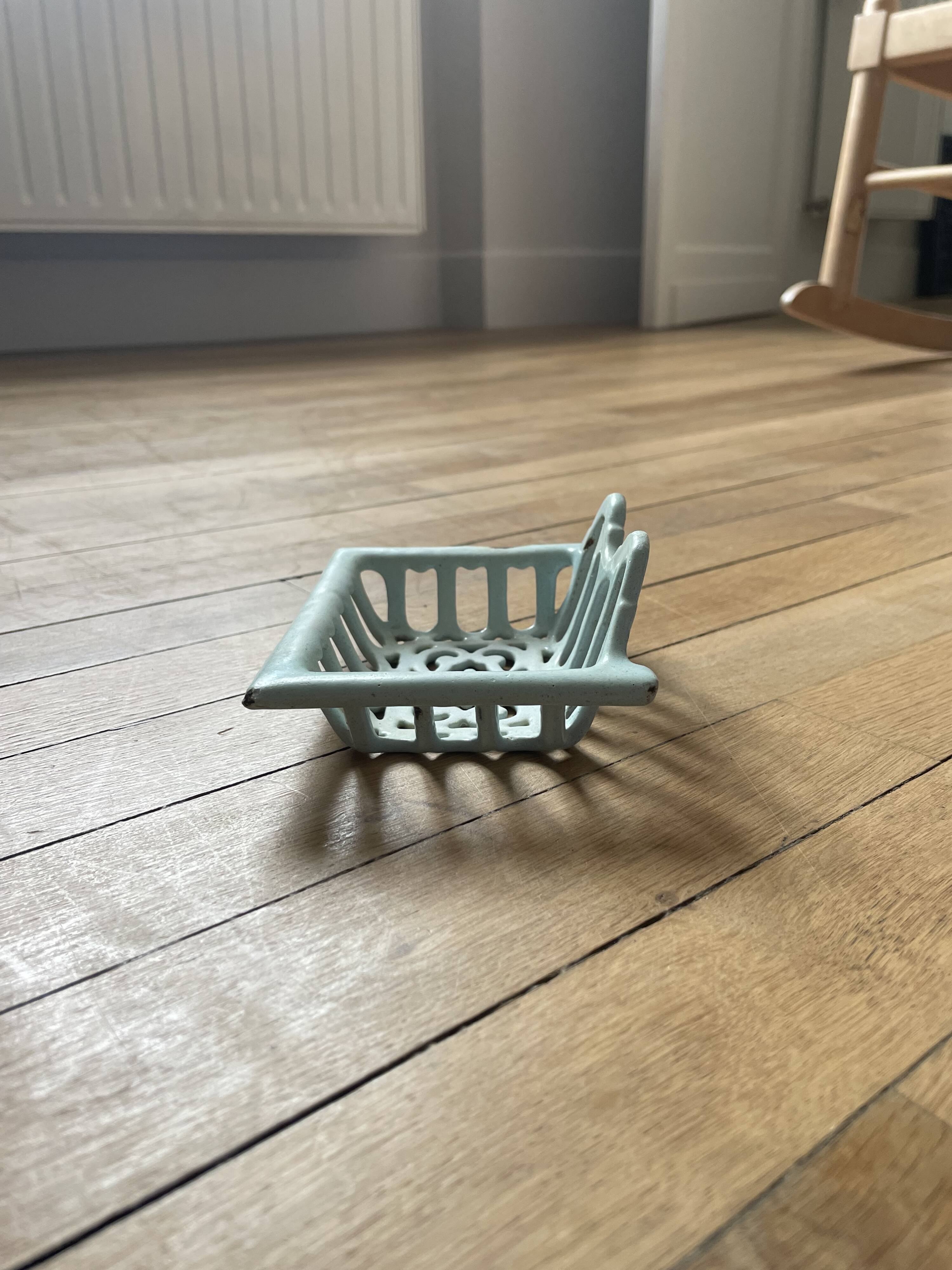 Vintage soap dish 250904