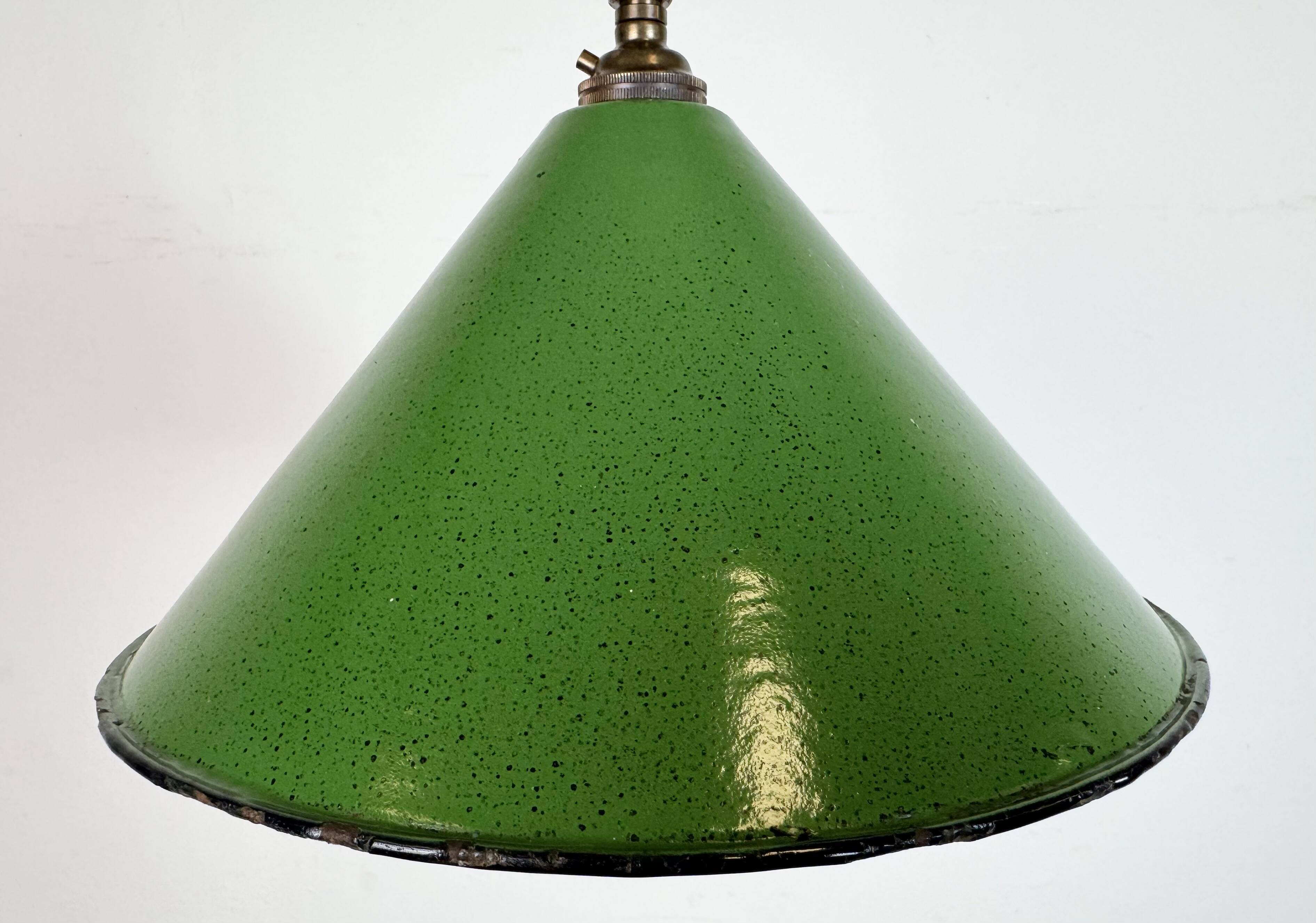 Suspension industrielle en tôle émaillée verte, années 1950
