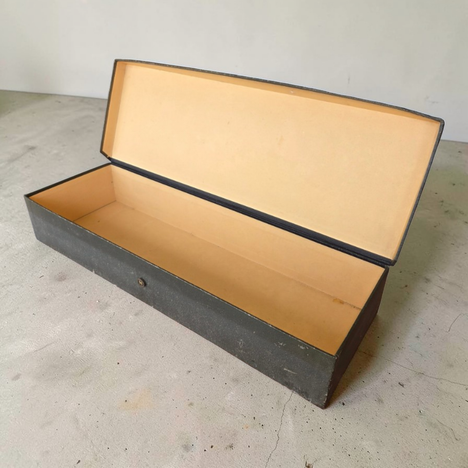 Cardboard maker's furniture