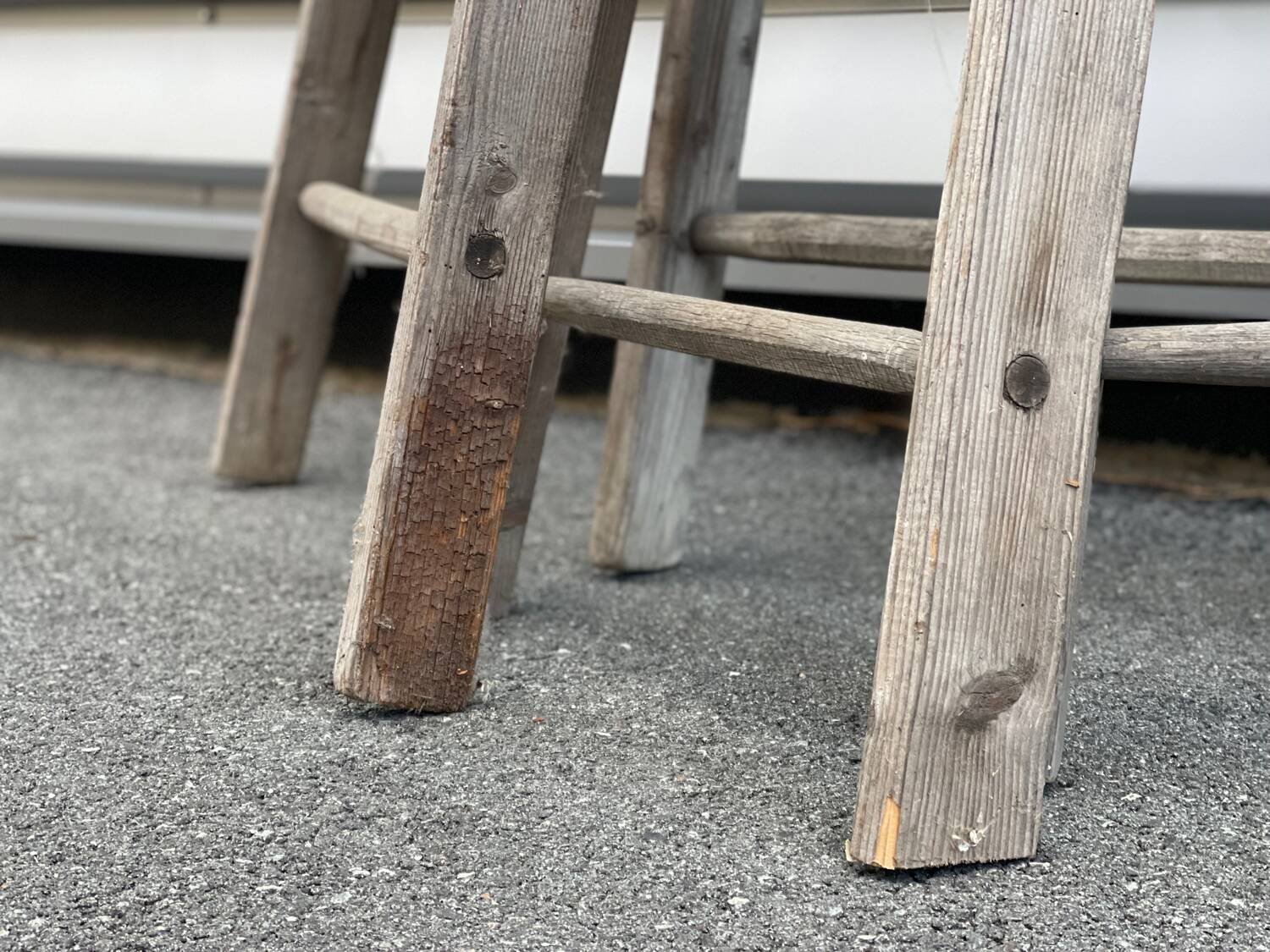 Lot 4 large painter's ladders carrying wood 1950