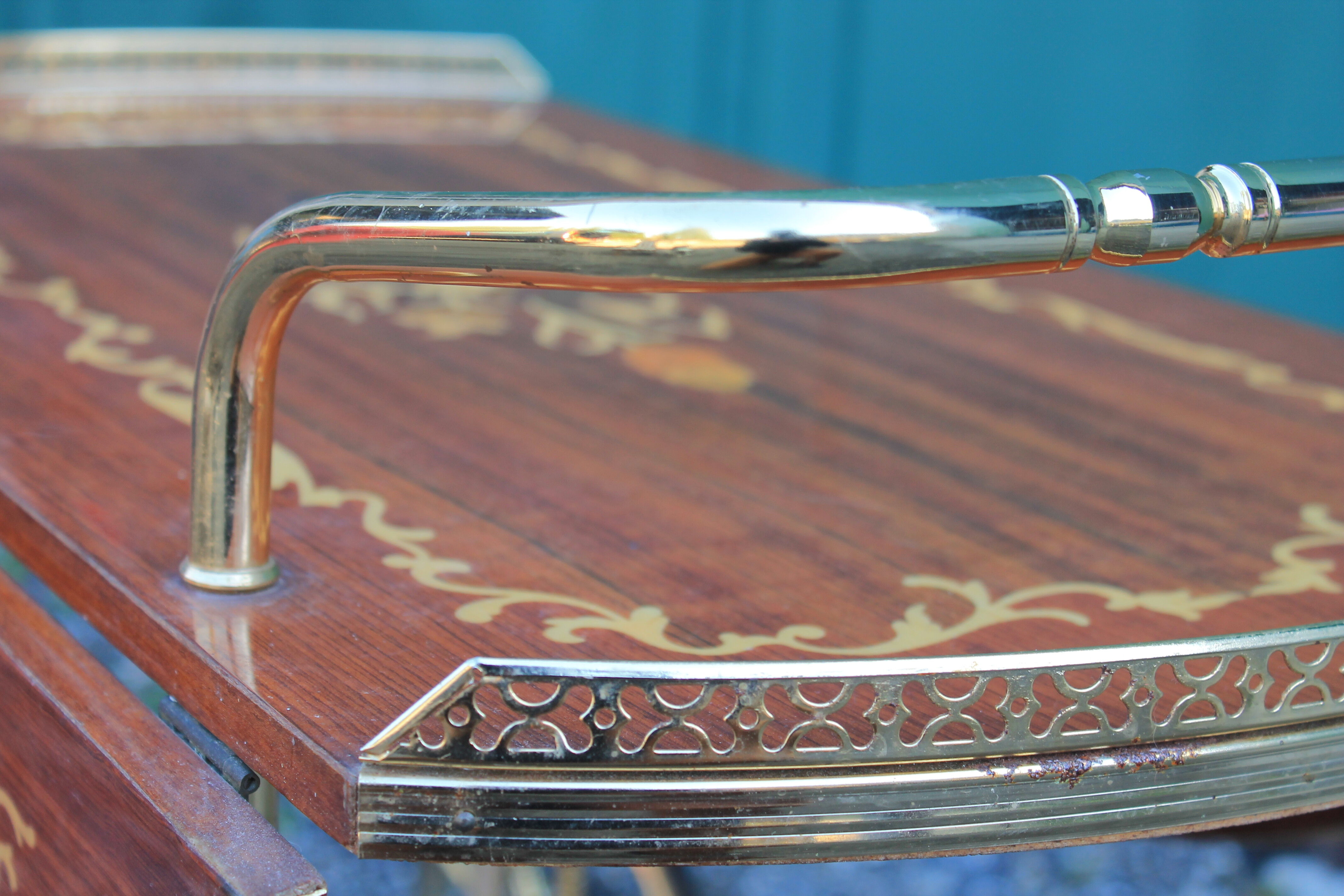 Rolling serving table