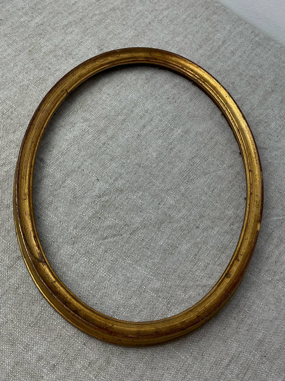 Ancien cadre en bois de forme ovale
