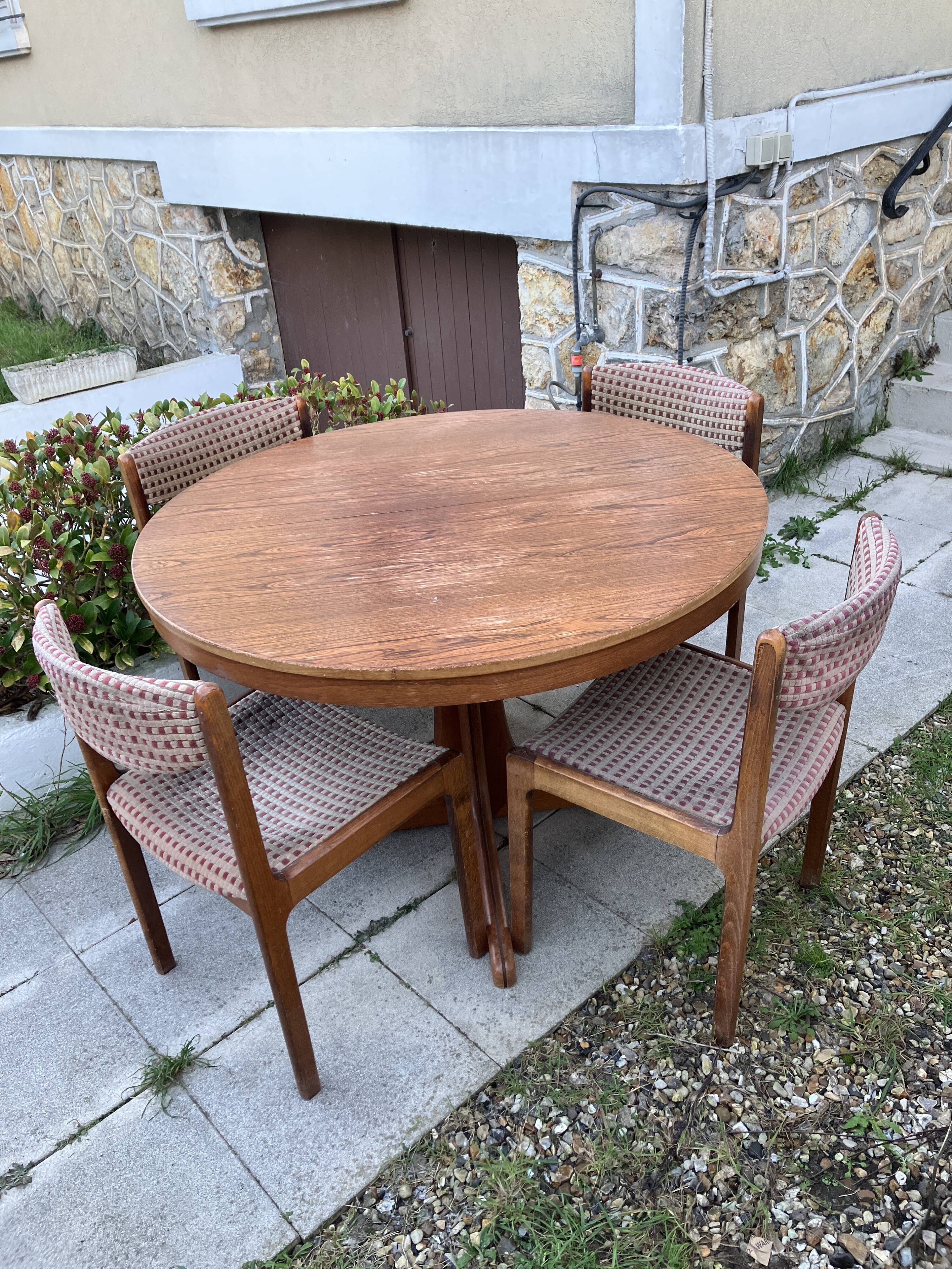 Extendable round dining table and 4 Baumann chairs.