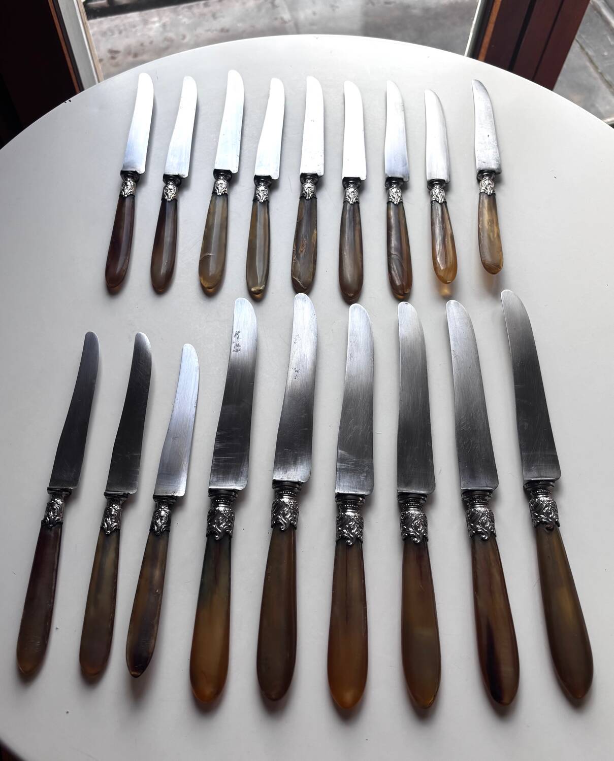 18 Wiskemann table knives in horn