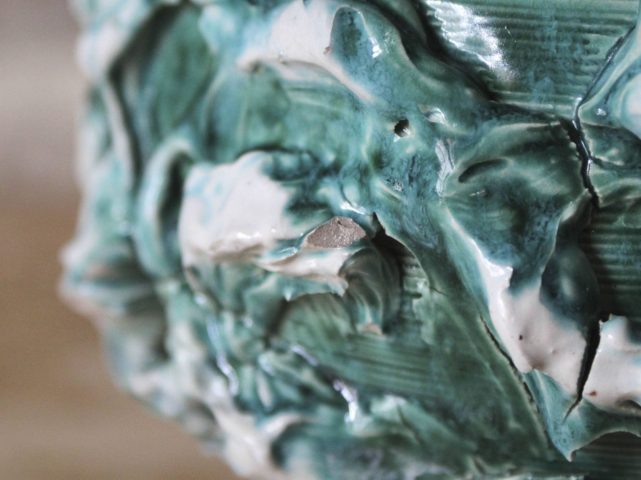 Vase en céramique à décor en barbotine