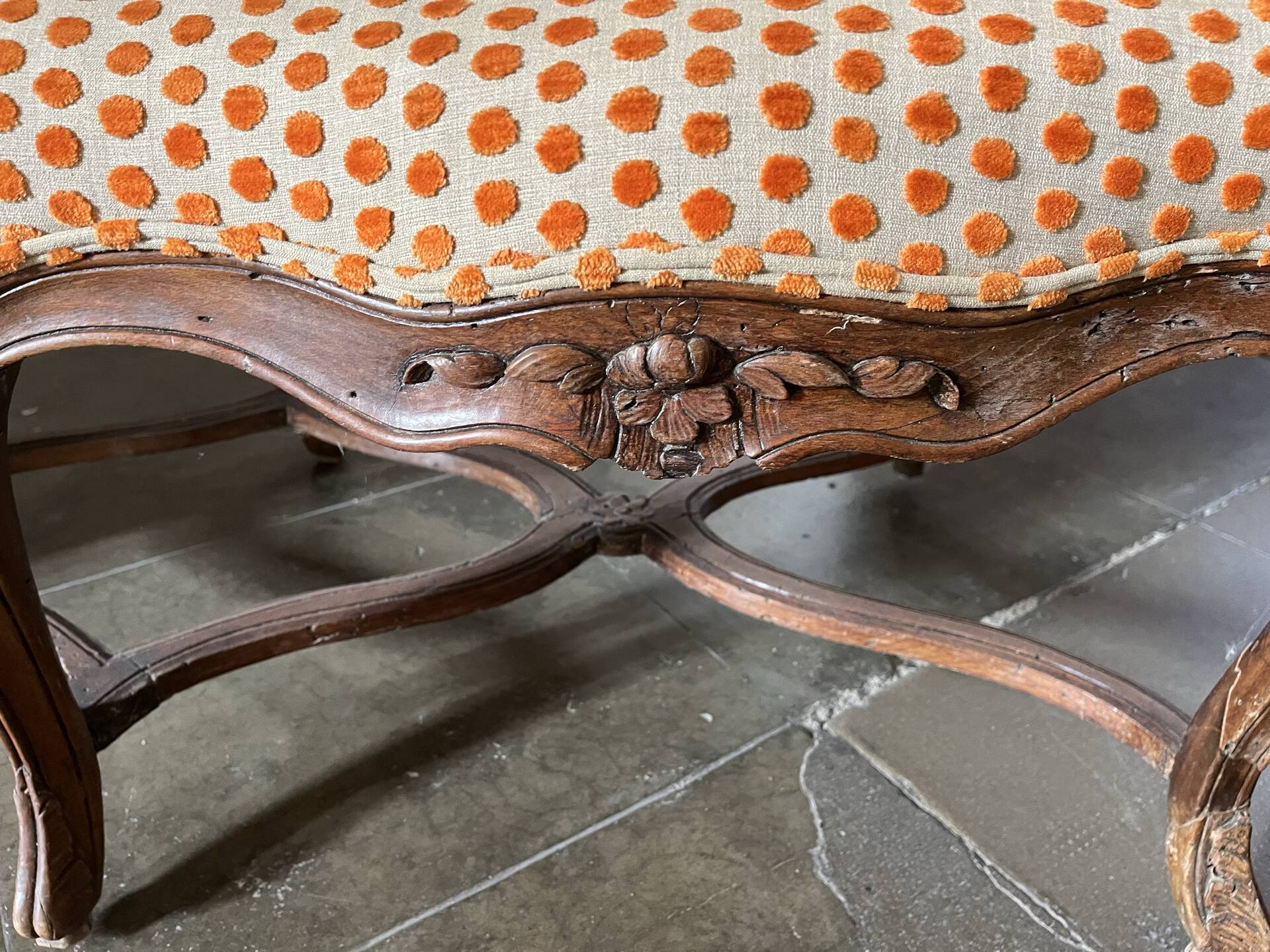 Louis XV style canapé from the late 19th century with a stretcher.