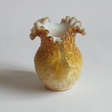 Vase en verre corallien de style victorien, couleur pêche, fin du XIXe siècle.