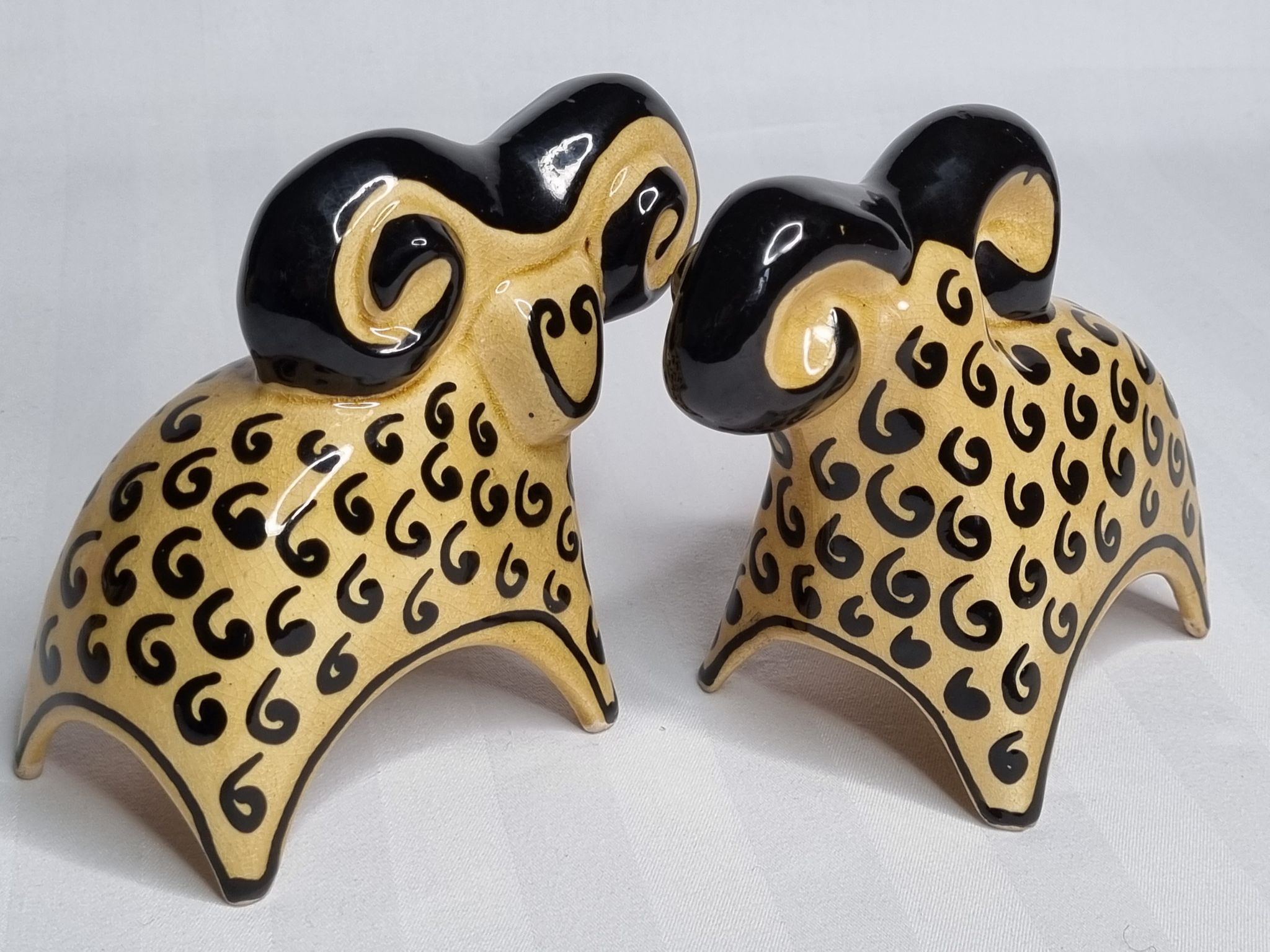 Deux béliers stylisés en céramique émaillée, vintage,  Kasakhstan