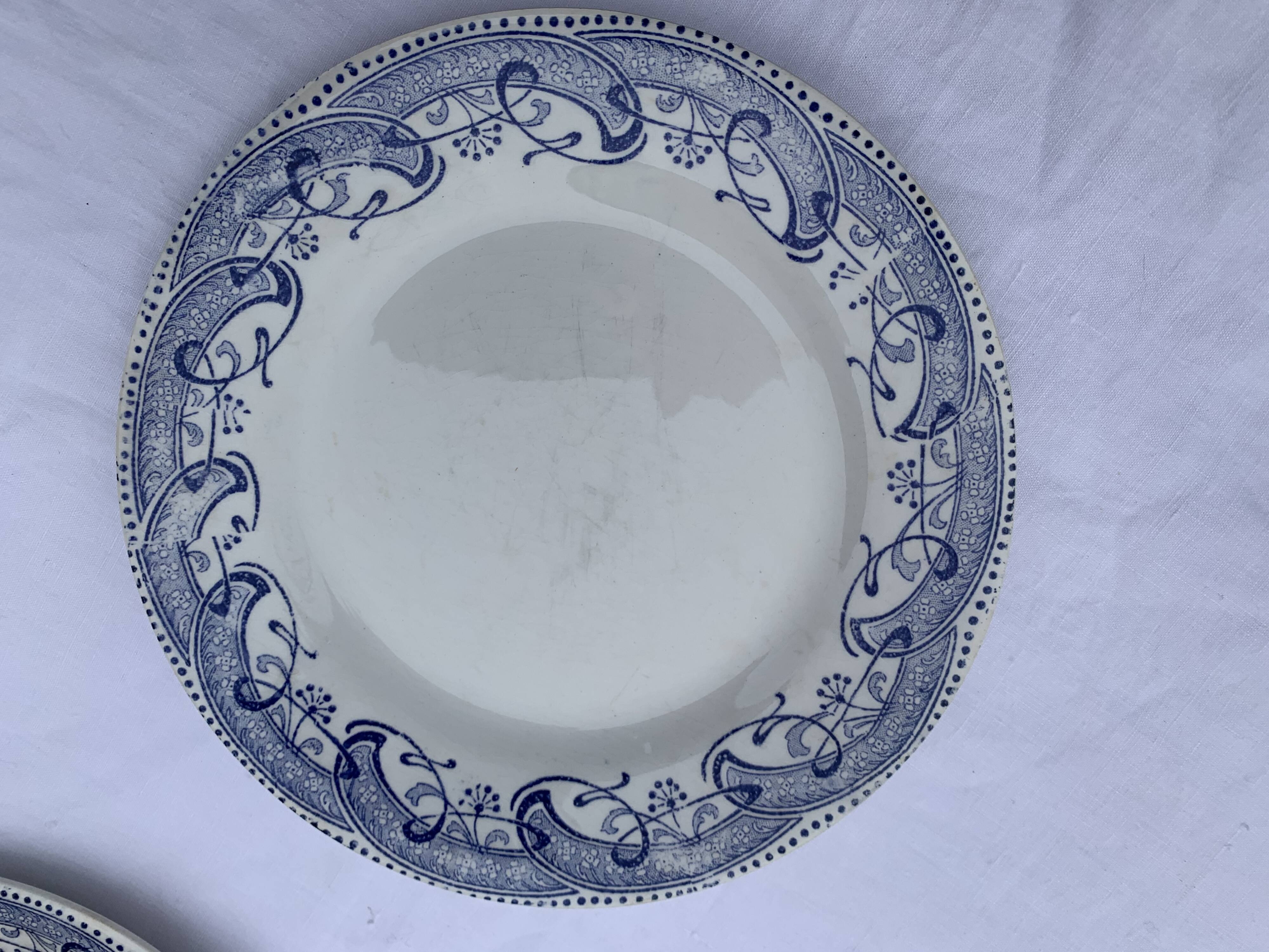 8 petites assiettes en faience terre de fer creil et montereau modele moscou, decor bleu anciennes