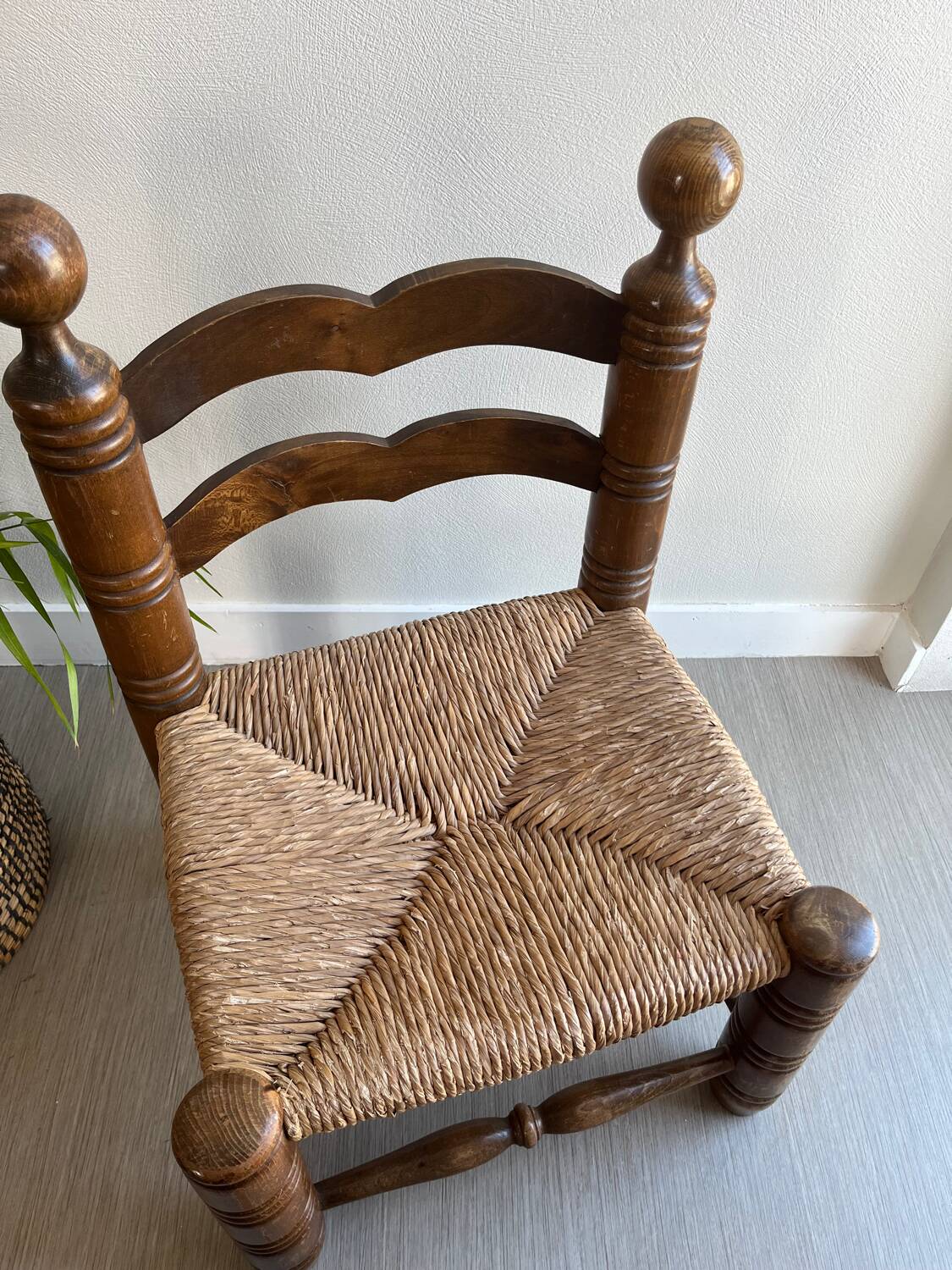 Chaise paille / bois dlg de Clarles Dudouyt