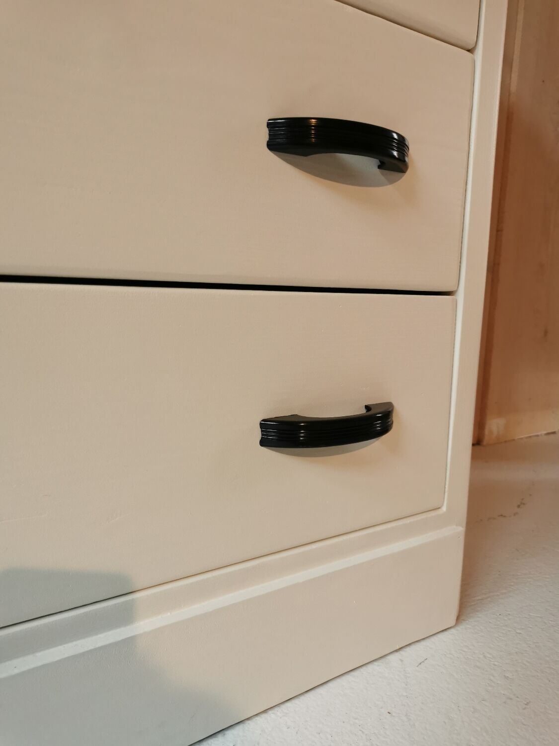 White chest of drawers