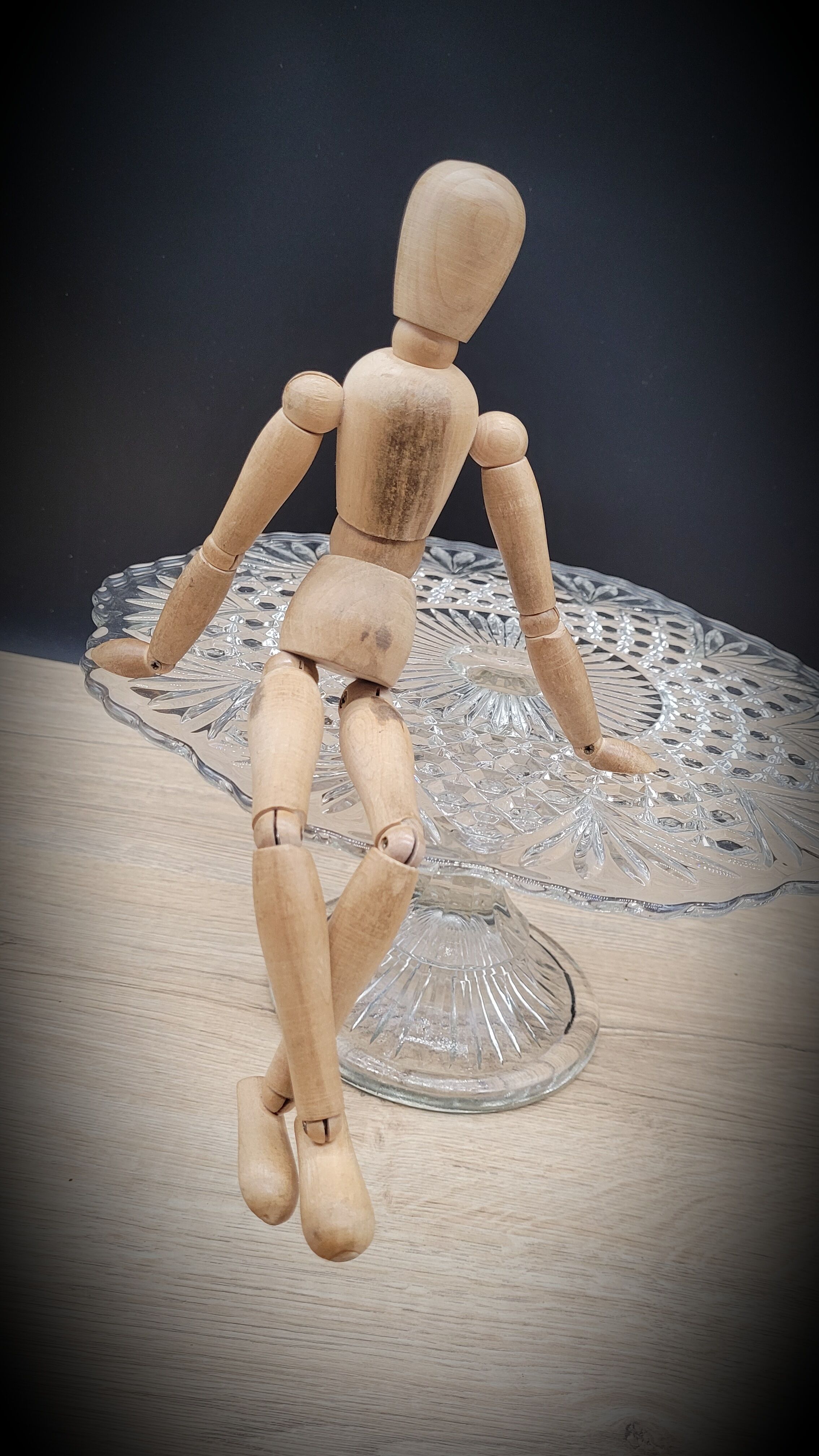 Pie dish or cake on foot transparent molded glass