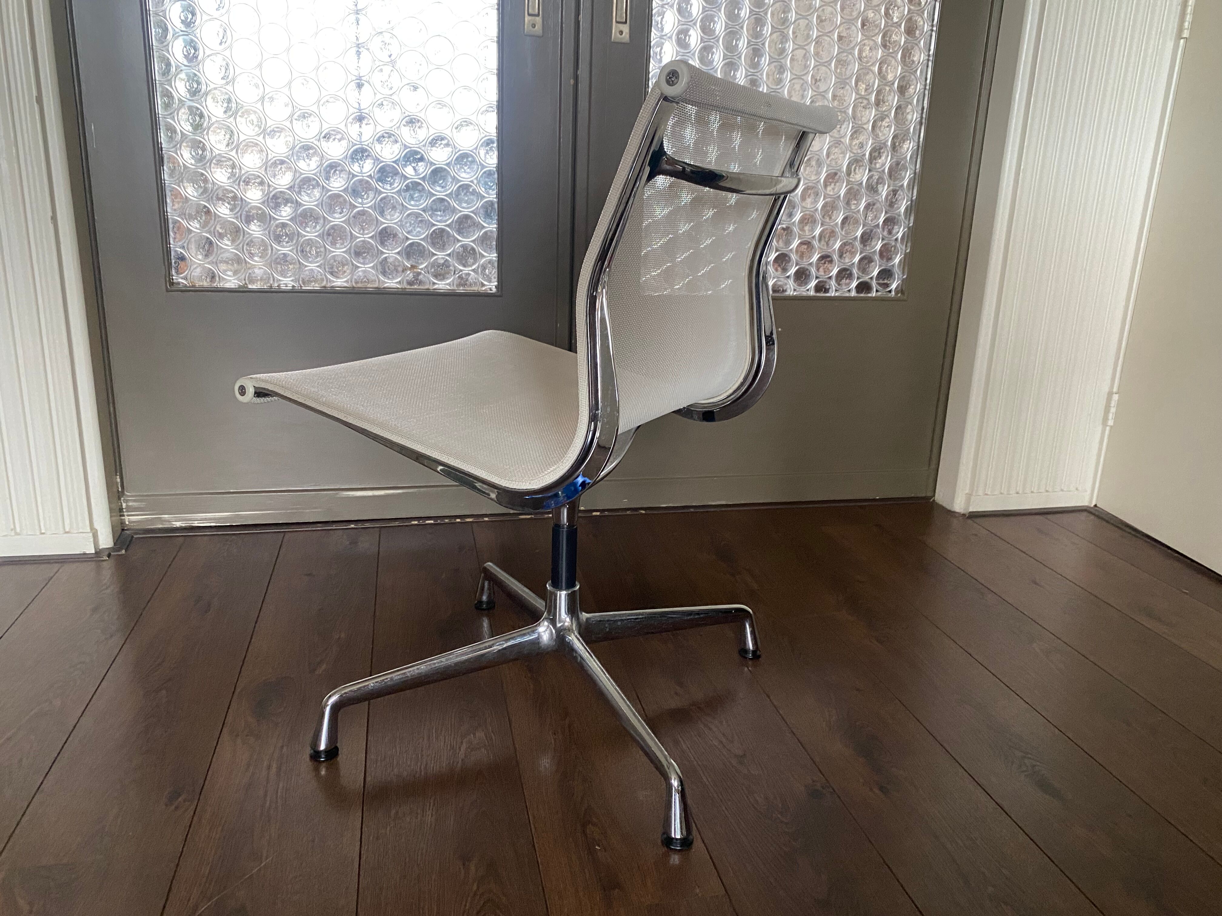 Chaise pivotante EA 107 en chrome et maille d’air par Charles & Ray Eames pour Vitra 2001