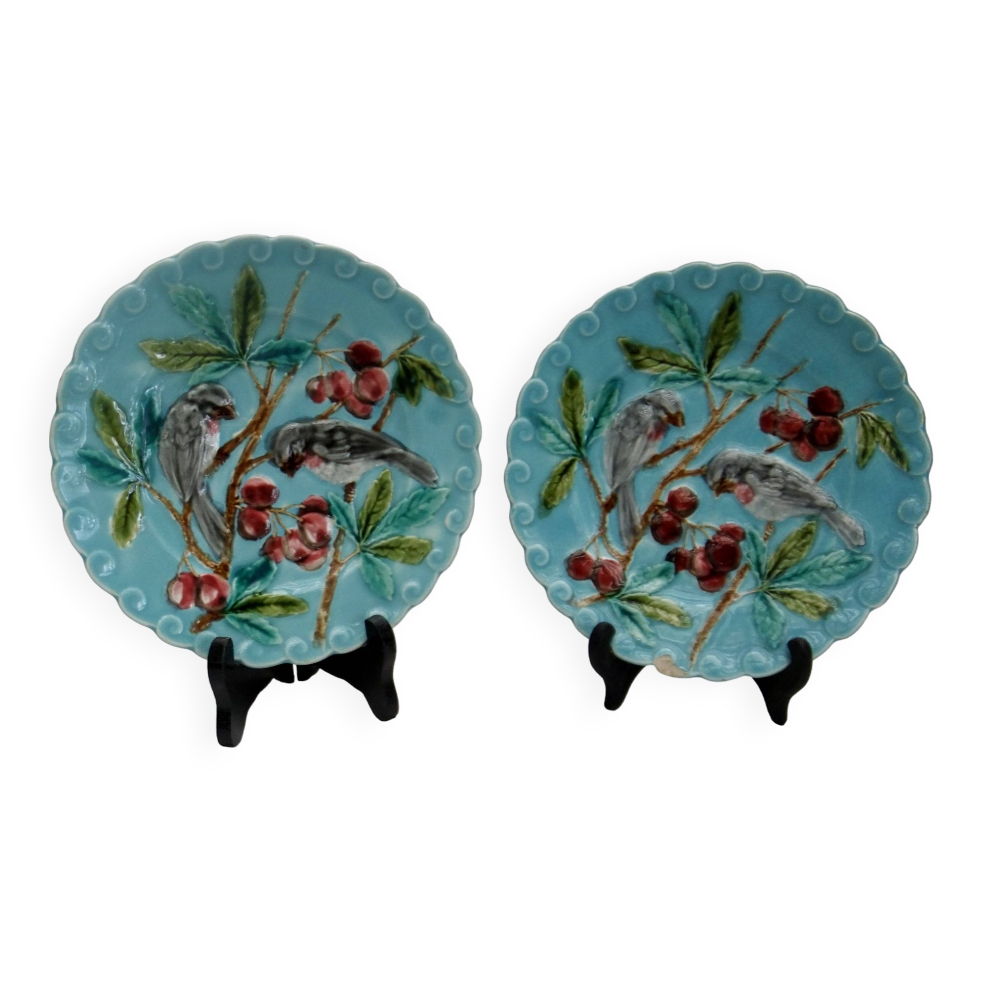 Assiette Barbotine Sarreguemines décor aux oiseaux cerises