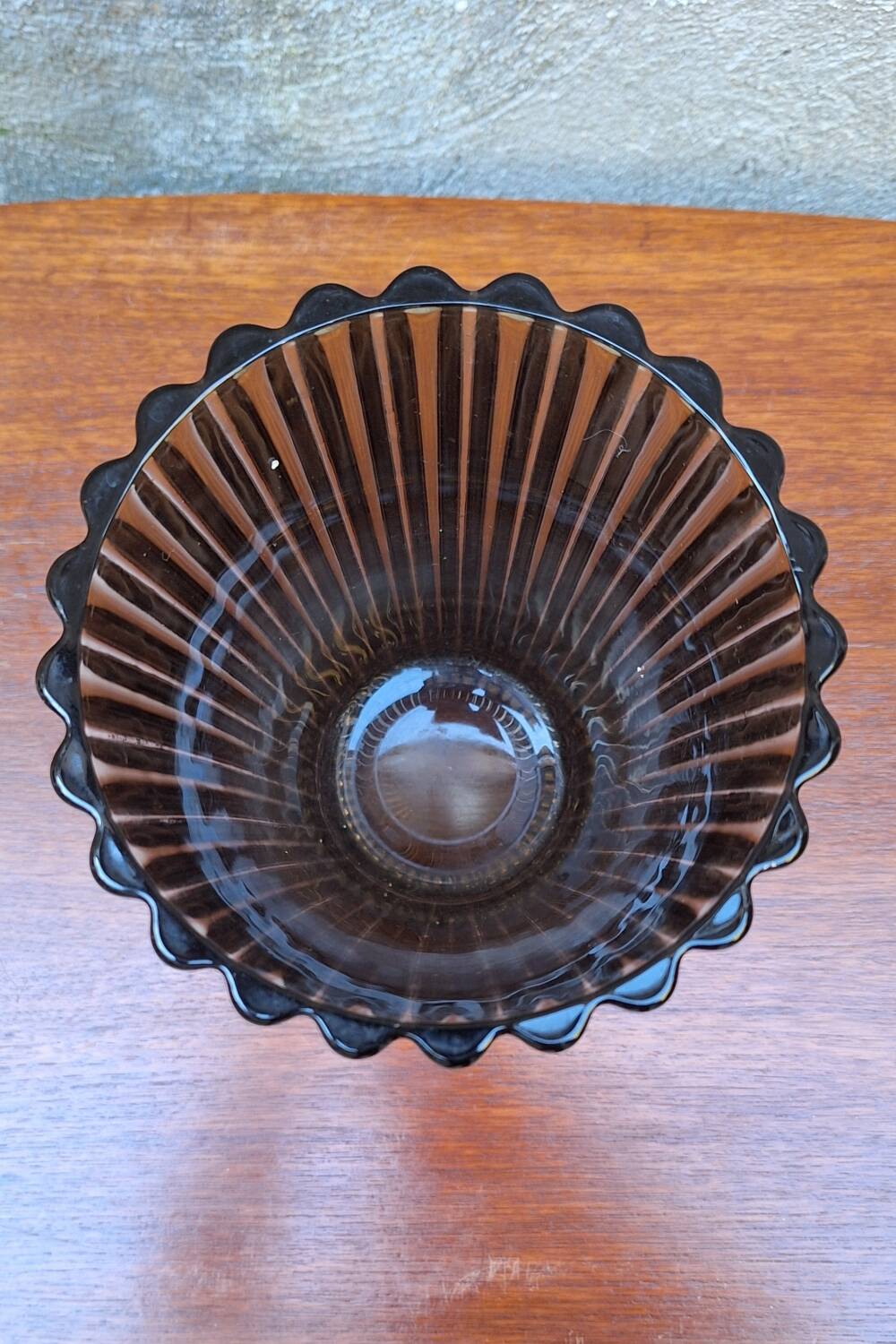 Smoked glass vase with lace