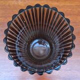 Vase en verre fumé dentelé
