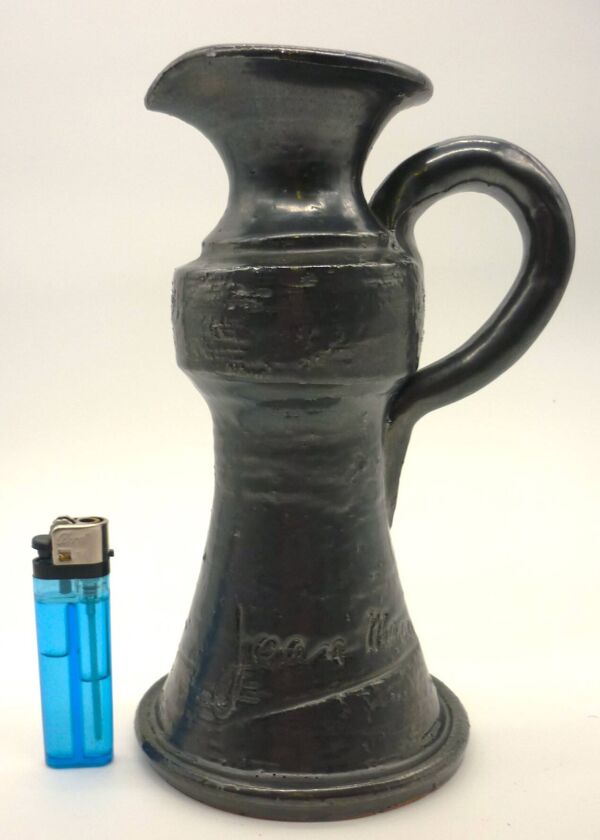 Vase pichet en céramique émaillée noire métal, signé Jean Marais, Vallauris