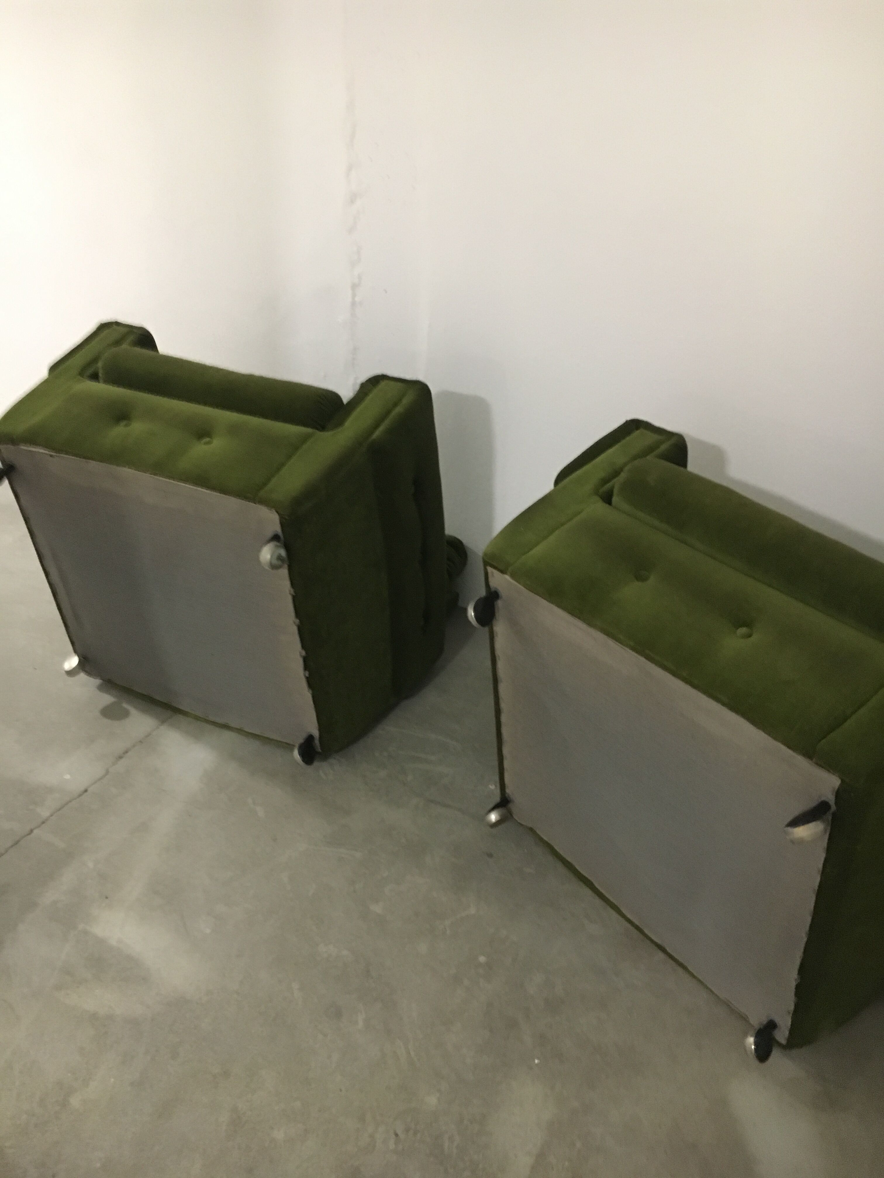 Paire de fauteuils, velours vert à roulettes, des années 70