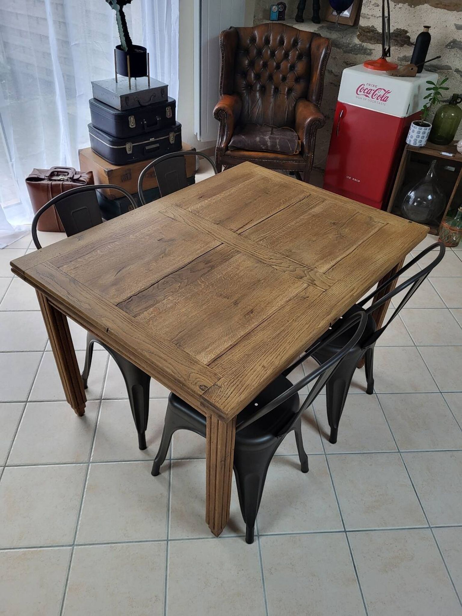 Extendable oak table
