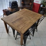 Extendable oak table