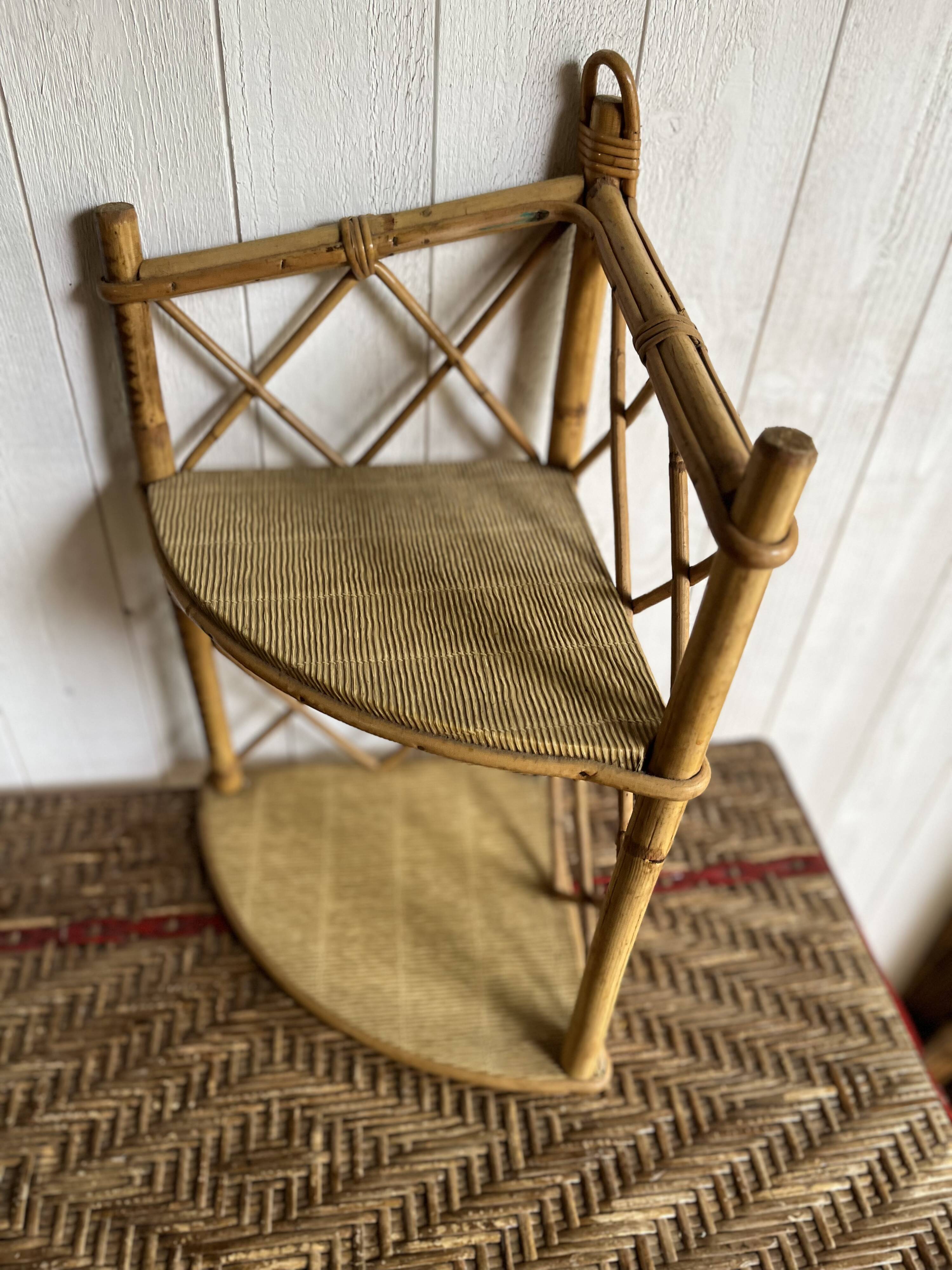 Corner shelf in rattan