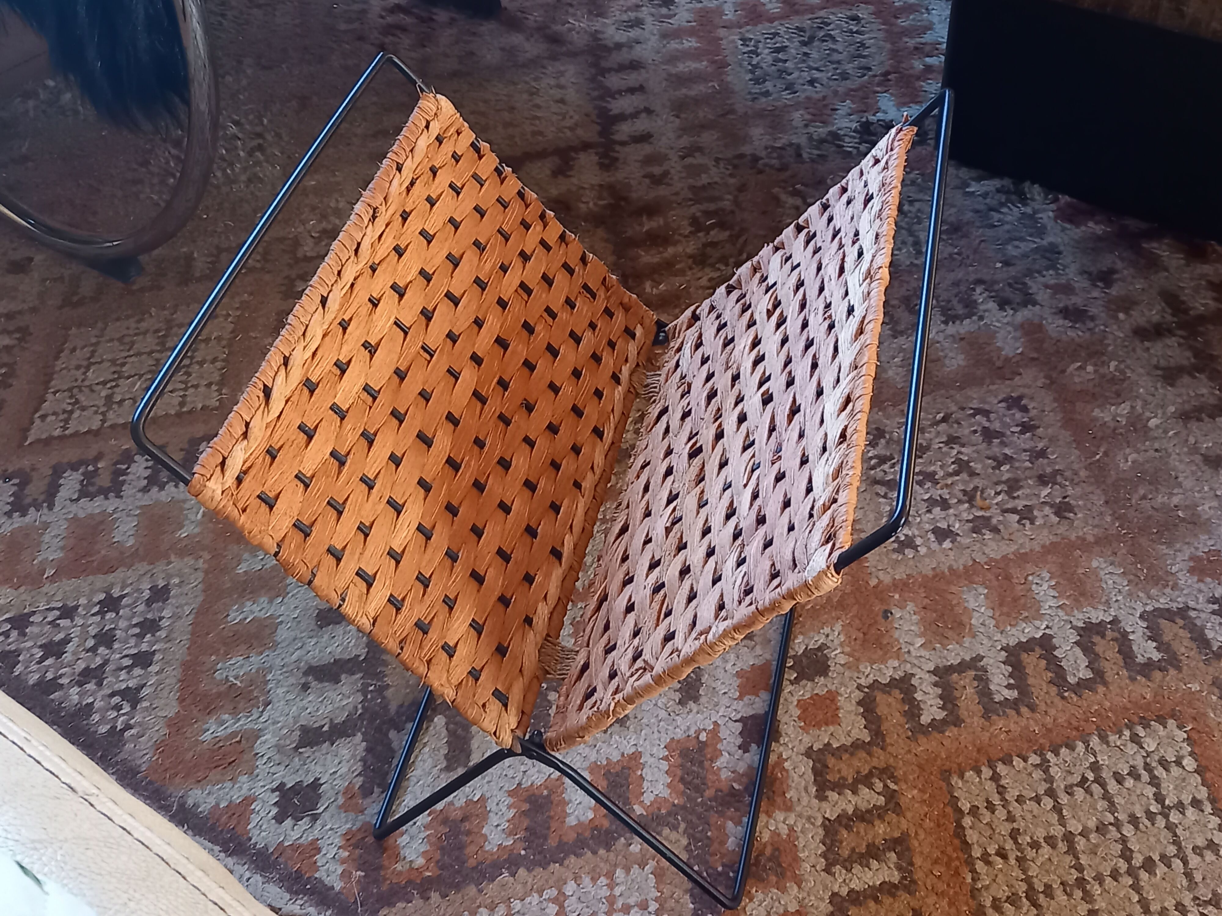 Folding magazine rack in metal and vintage woven wicker