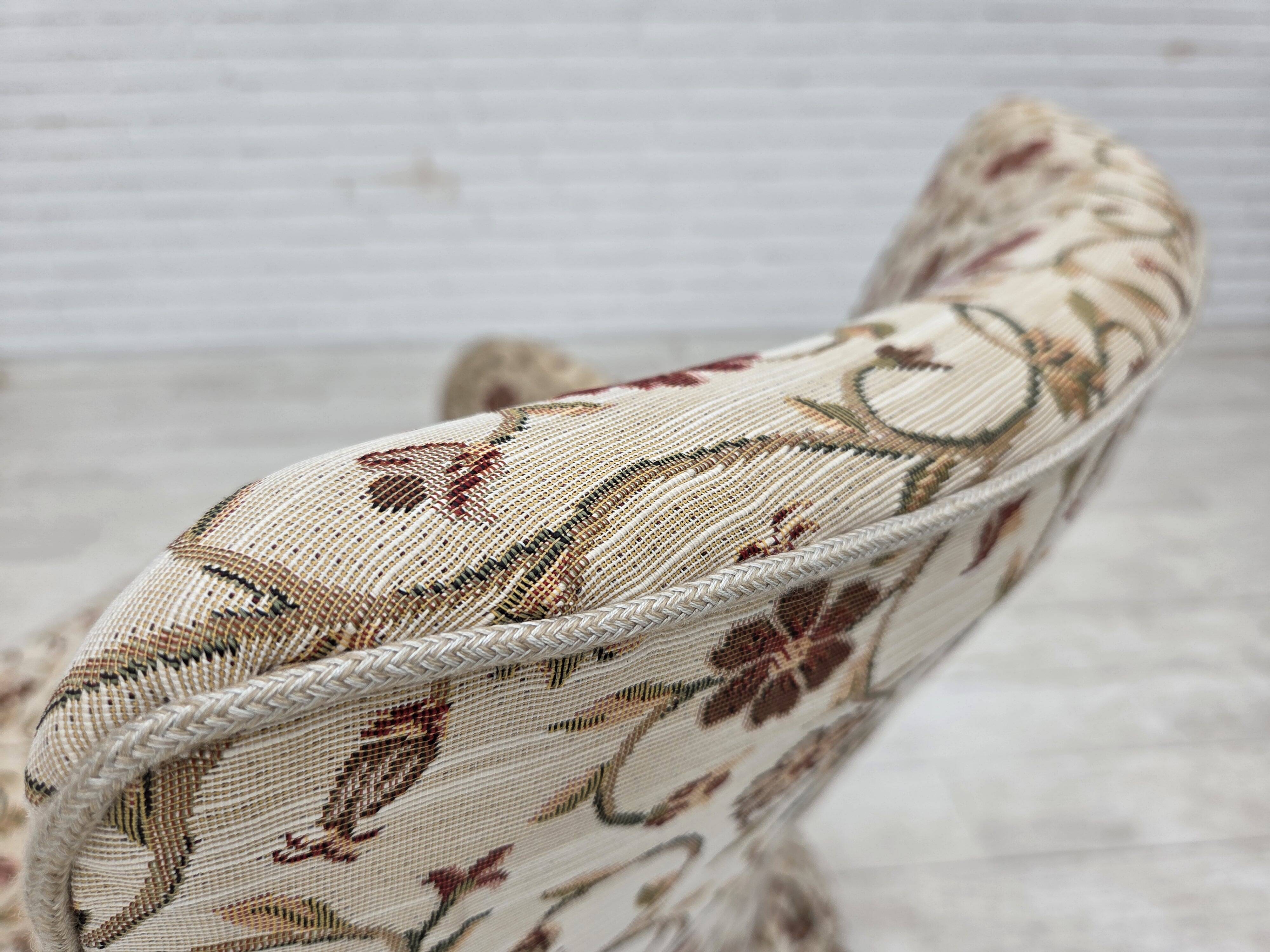 Fauteuil danois des années 1970, tissu jacquard, pieds en bois d'orme.