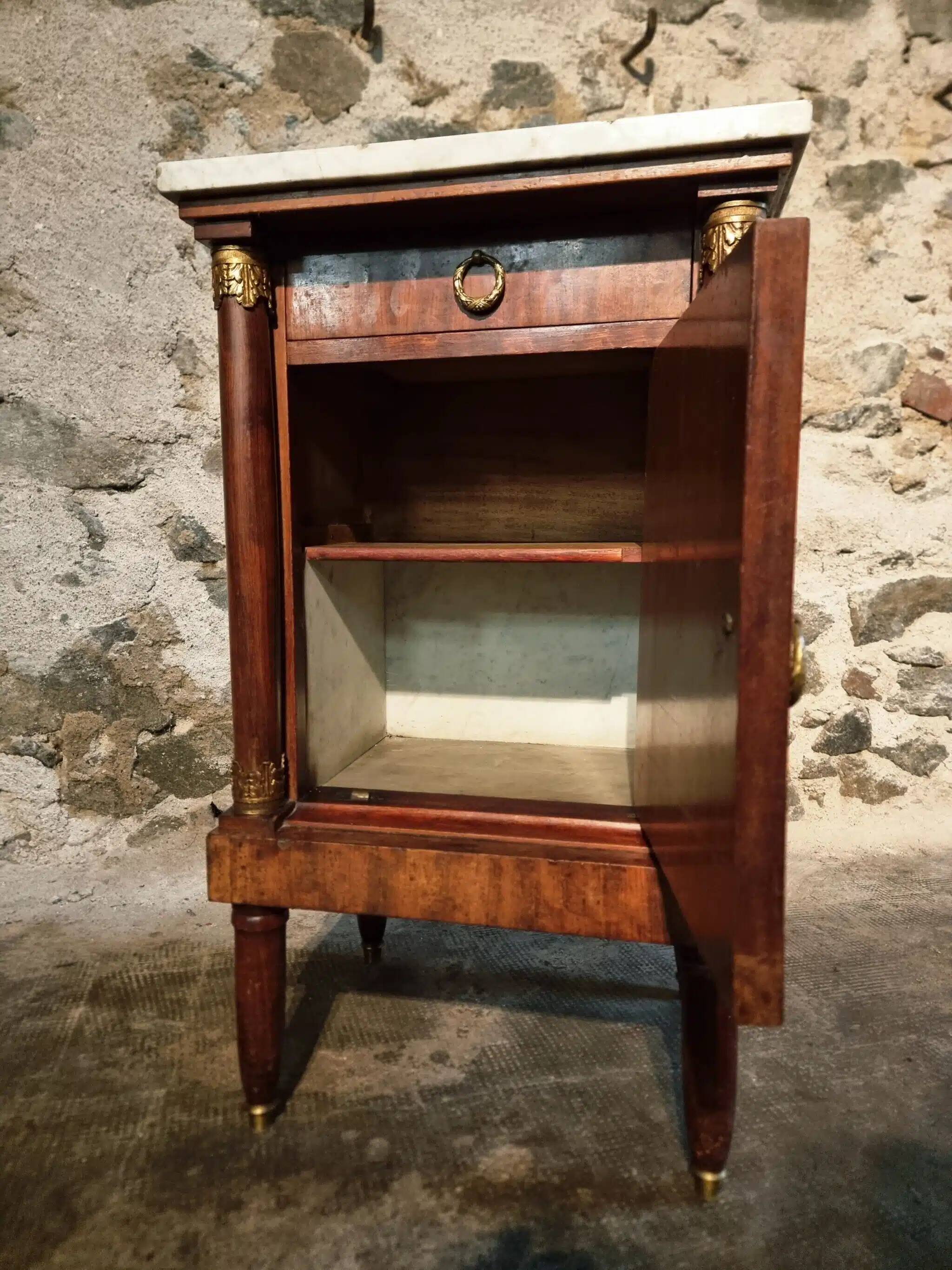 Table de chevet Empire français avec dessus en marbre