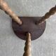 Tabouret tripode demi lune
