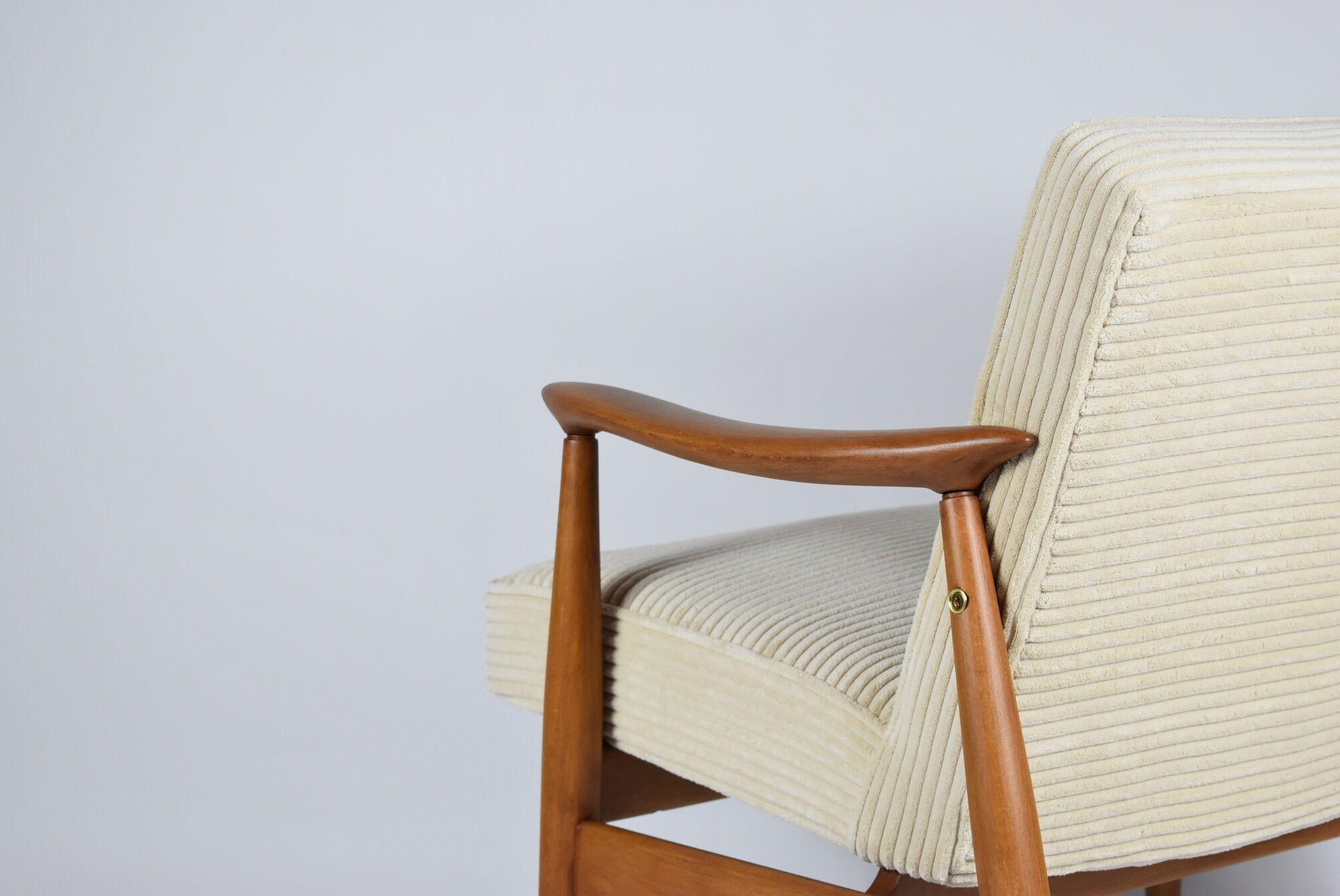 Fauteuil scandinave restauré « Kedziorek », années 1960, cordon crème, teck