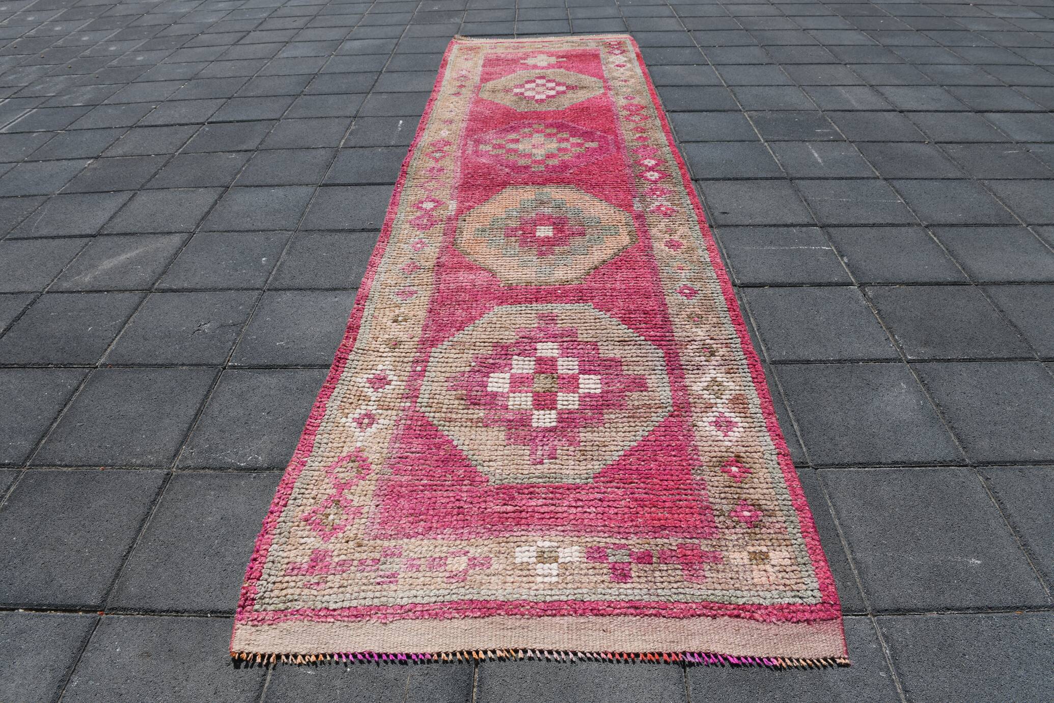 Tapis de Couloir Anatolien Fuchsia, Motifs Géométriques Vintage, 94x324 Cm