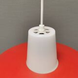 Lampe à suspension des années 70, métal laqué rouge avec plateau en plastique dur