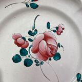 Paire d'assiettes en faïence de l'Est XIXe à décor floral